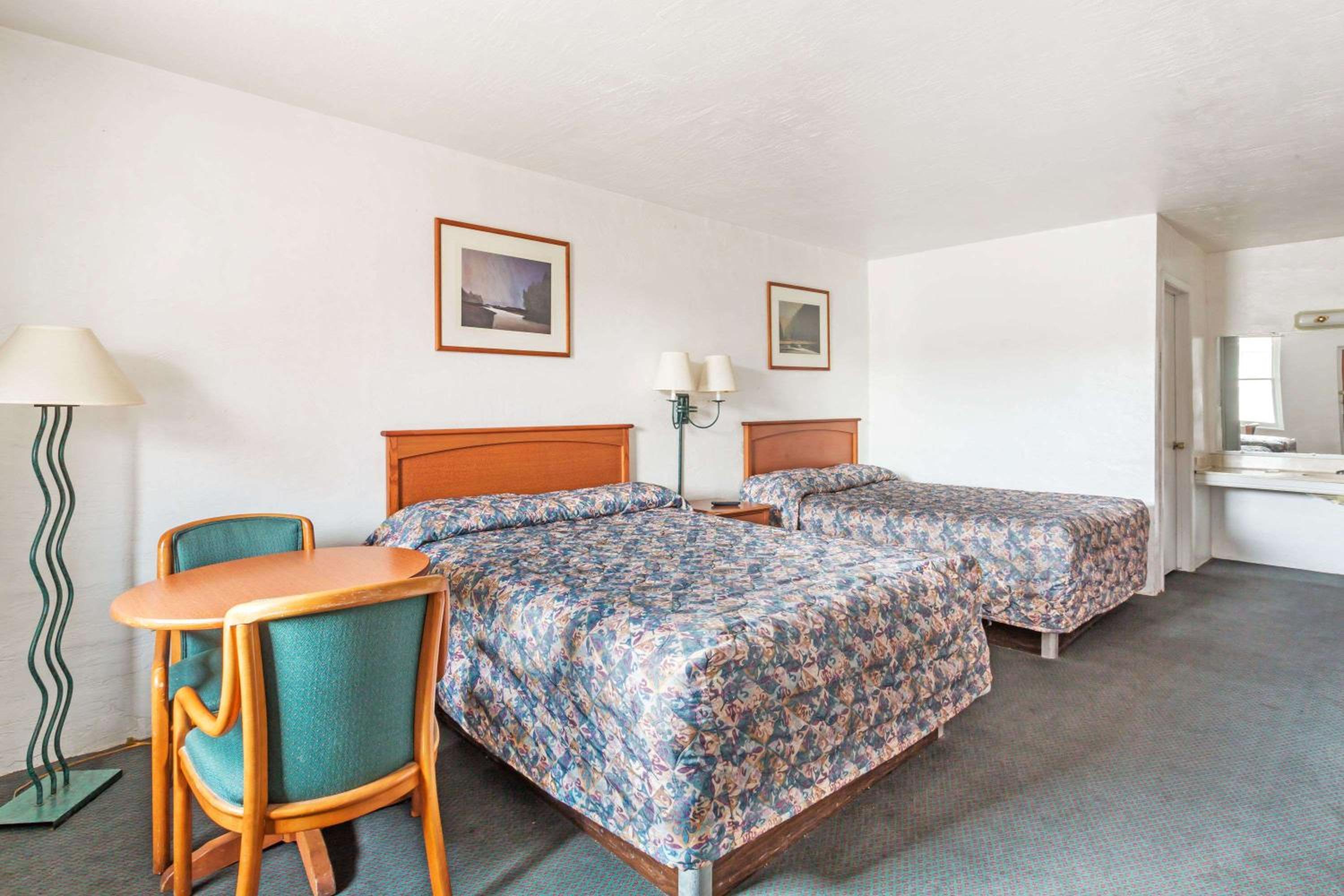 Queen Room with Two Queen Beds - Non-Smoking - Photo 1