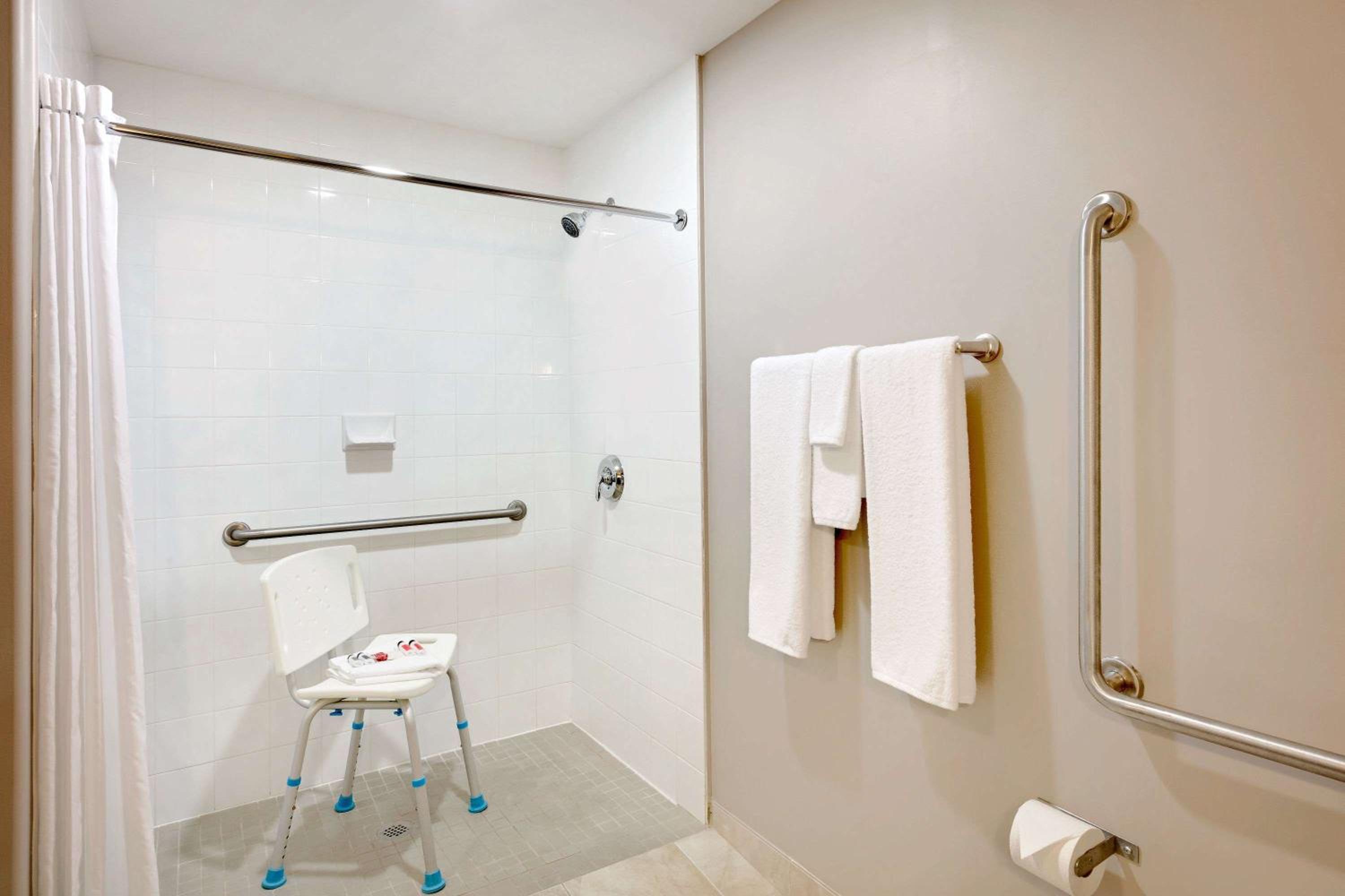 Queen Room - Disability Access - Non-Smoking - Photo 5