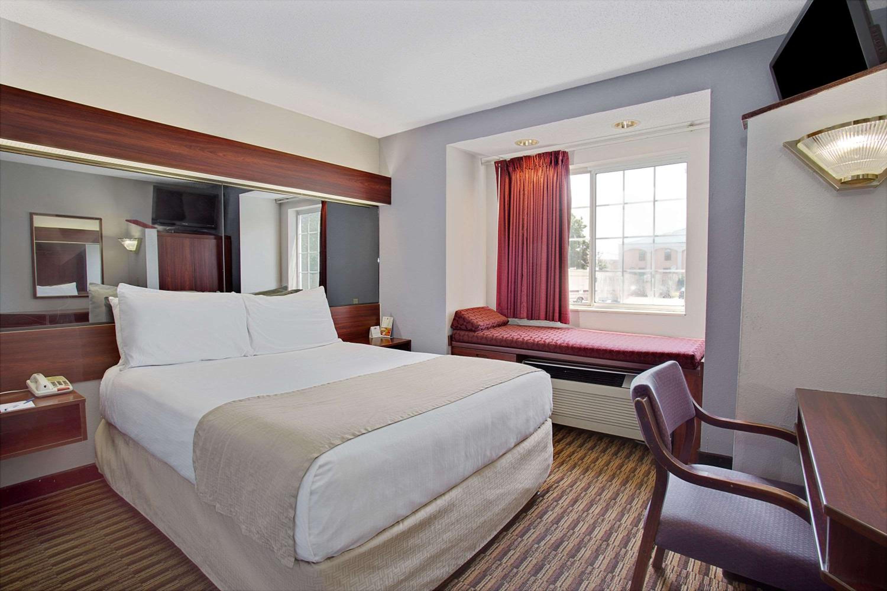 Queen Room - Non-Smoking - Photo 2