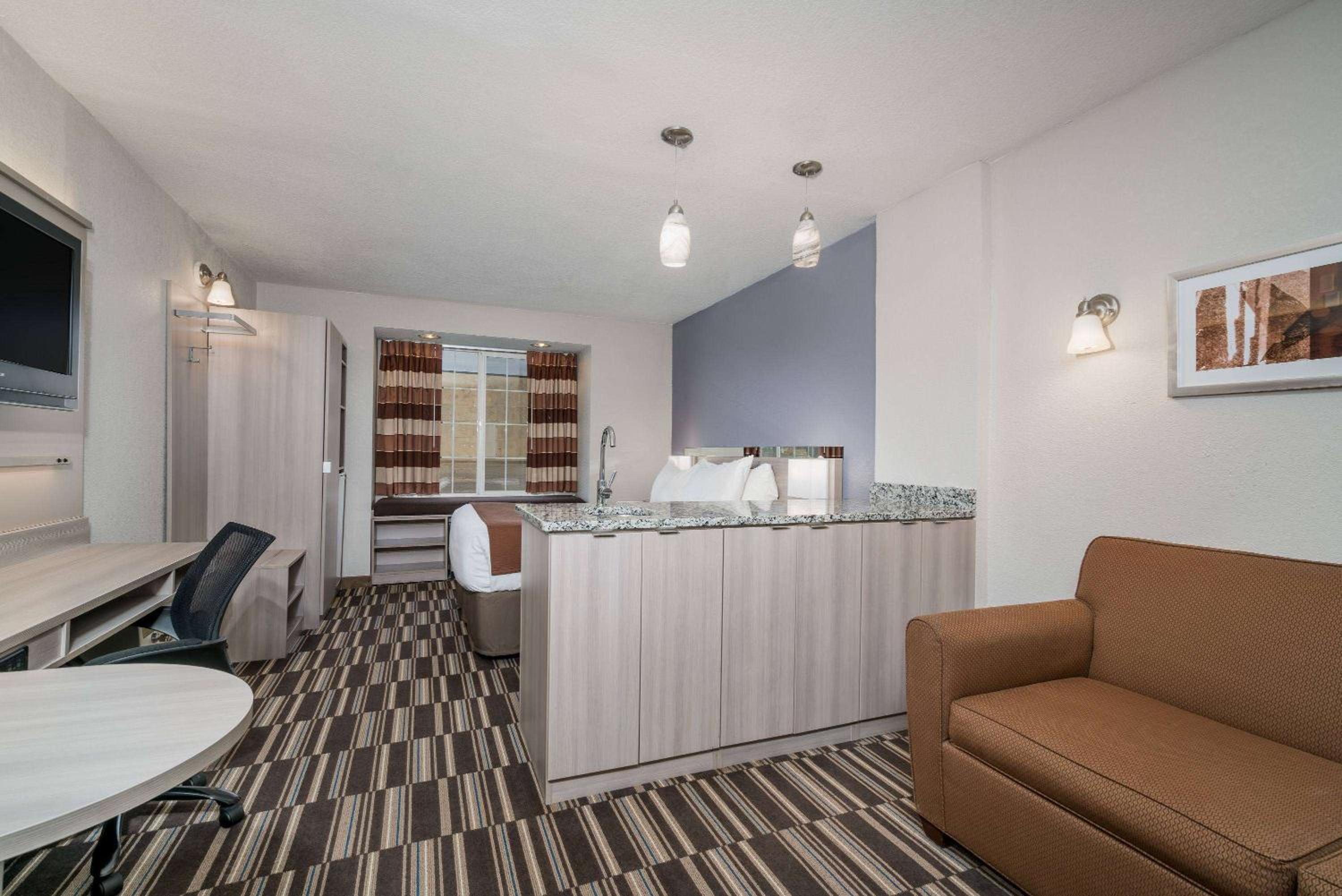 Queen Studio Suite - Non-Smoking - Photo 2