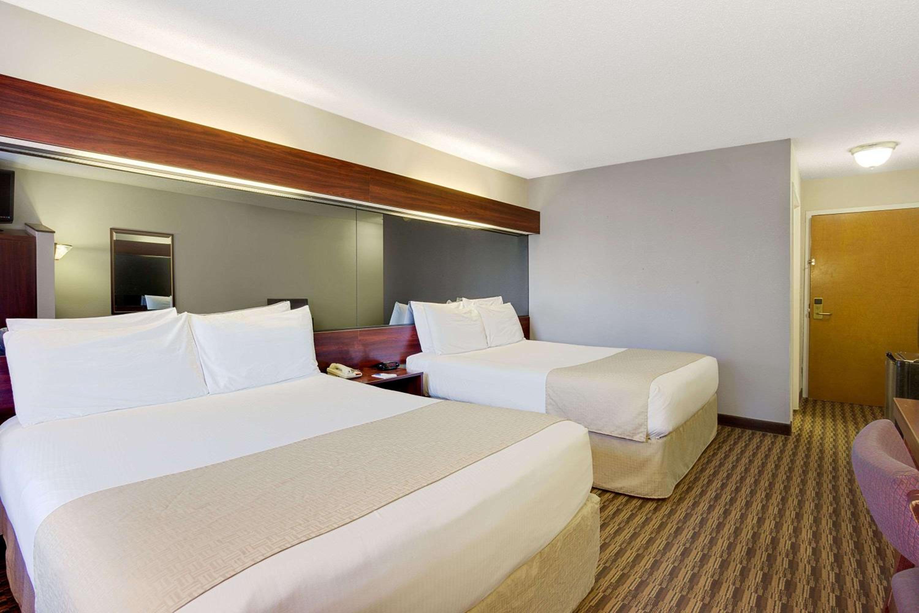 Queen Room with Two Queen Beds - Non-Smoking - Photo 7