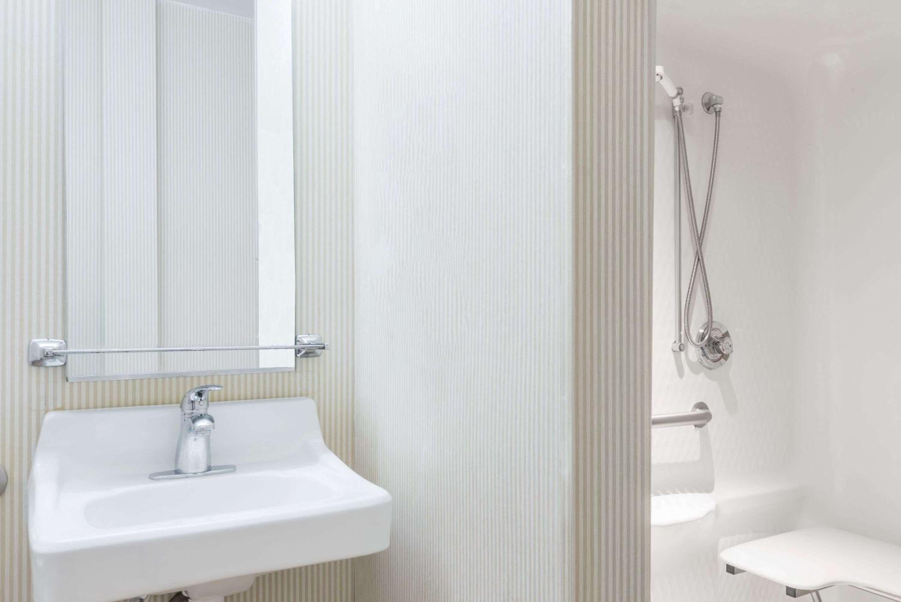 Queen Room with Roll in Shower - Disability Access/Non-Smoking, photo 6