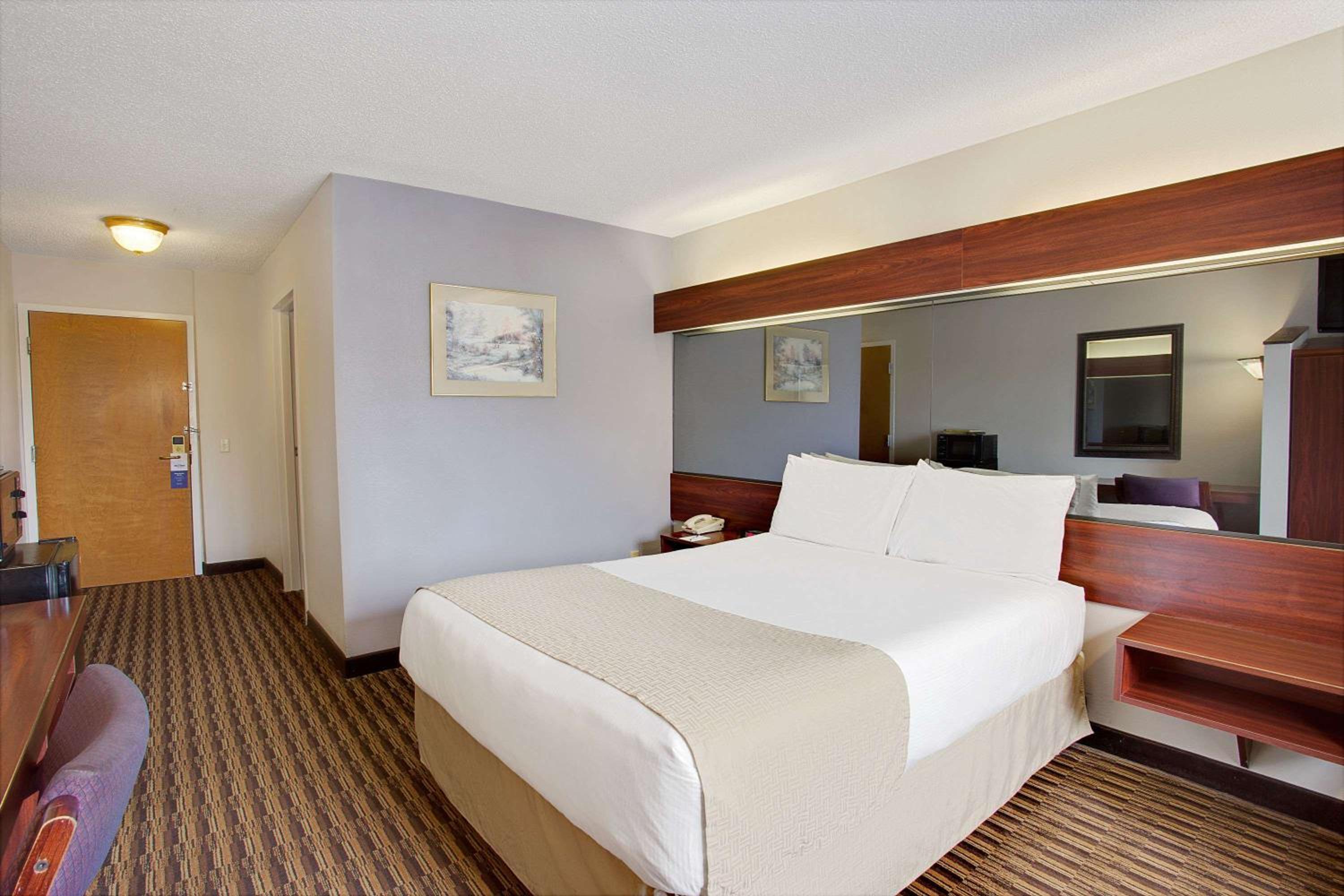 Queen Room - Non-Smoking - Photo 1