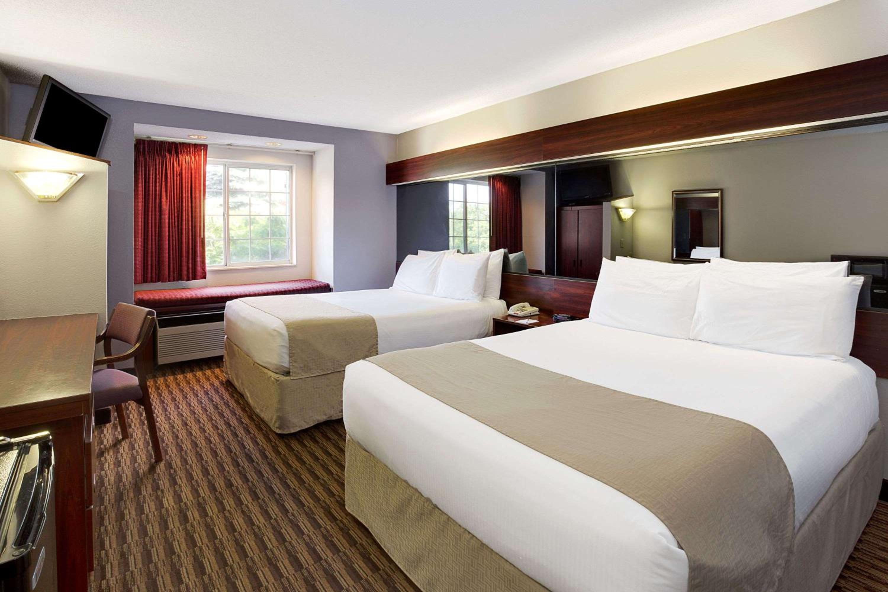 Queen Room with Two Queen Beds - Non-Smoking - Photo 6