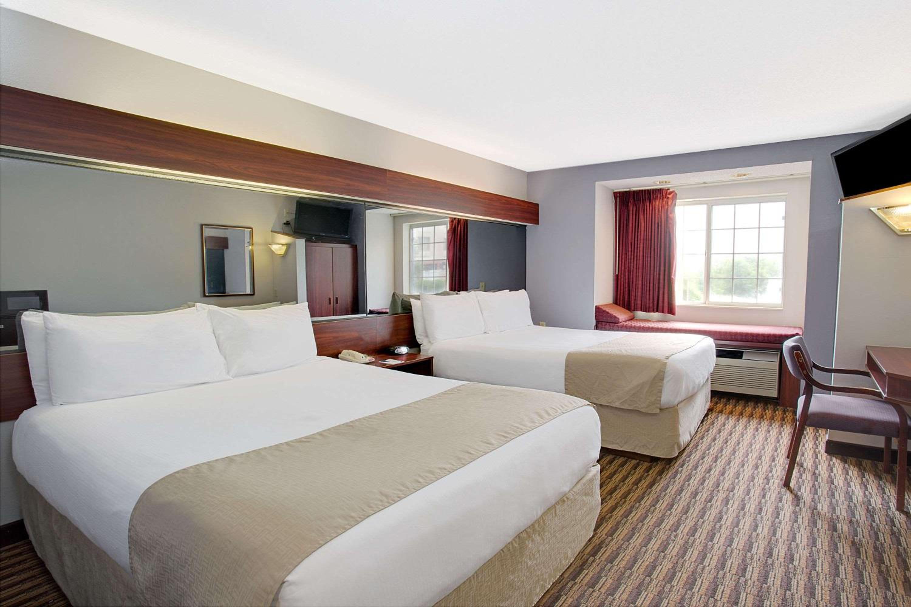 Queen Room with Two Queen Beds - Non-Smoking - Photo 1
