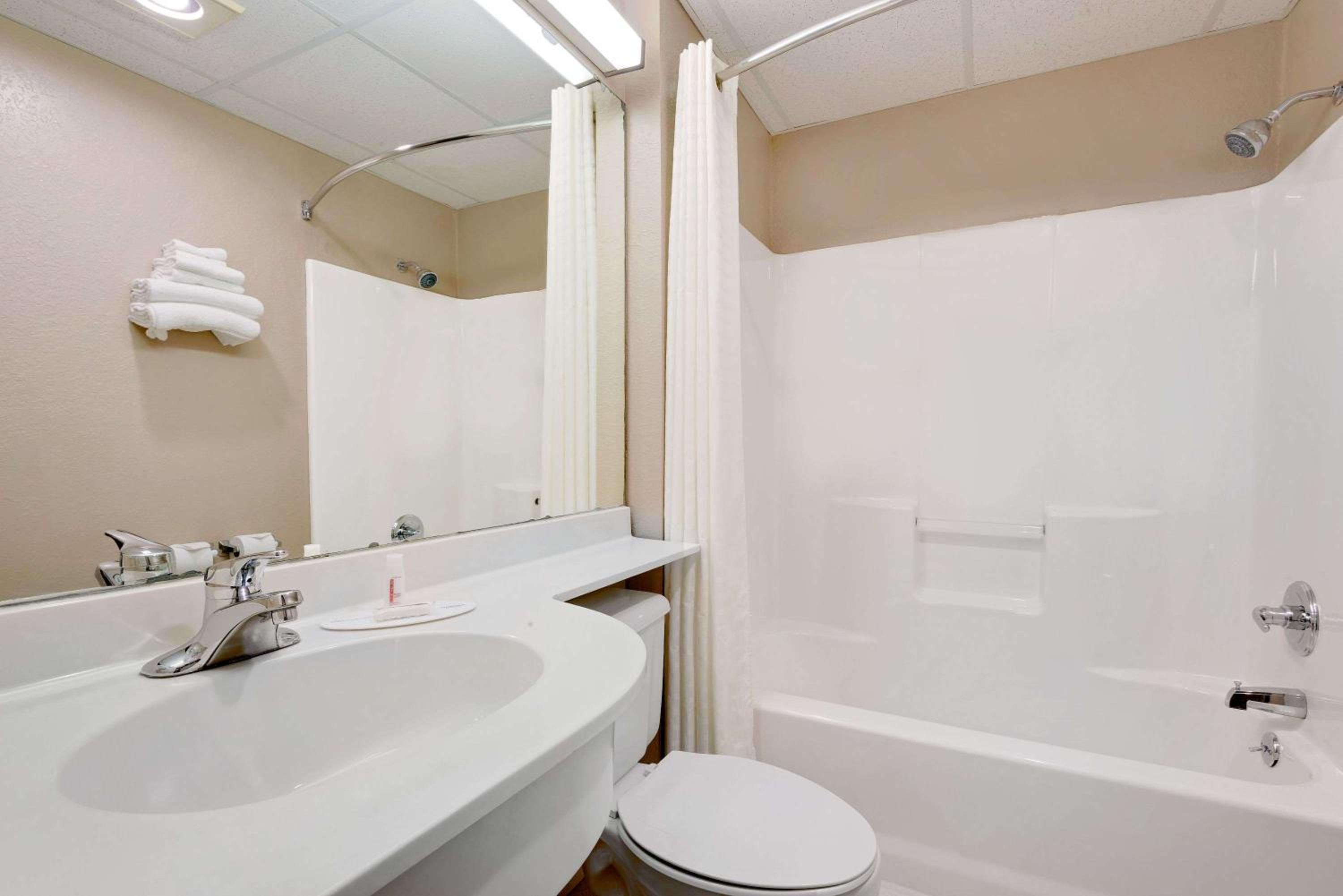 Queen Suite - Photo 2