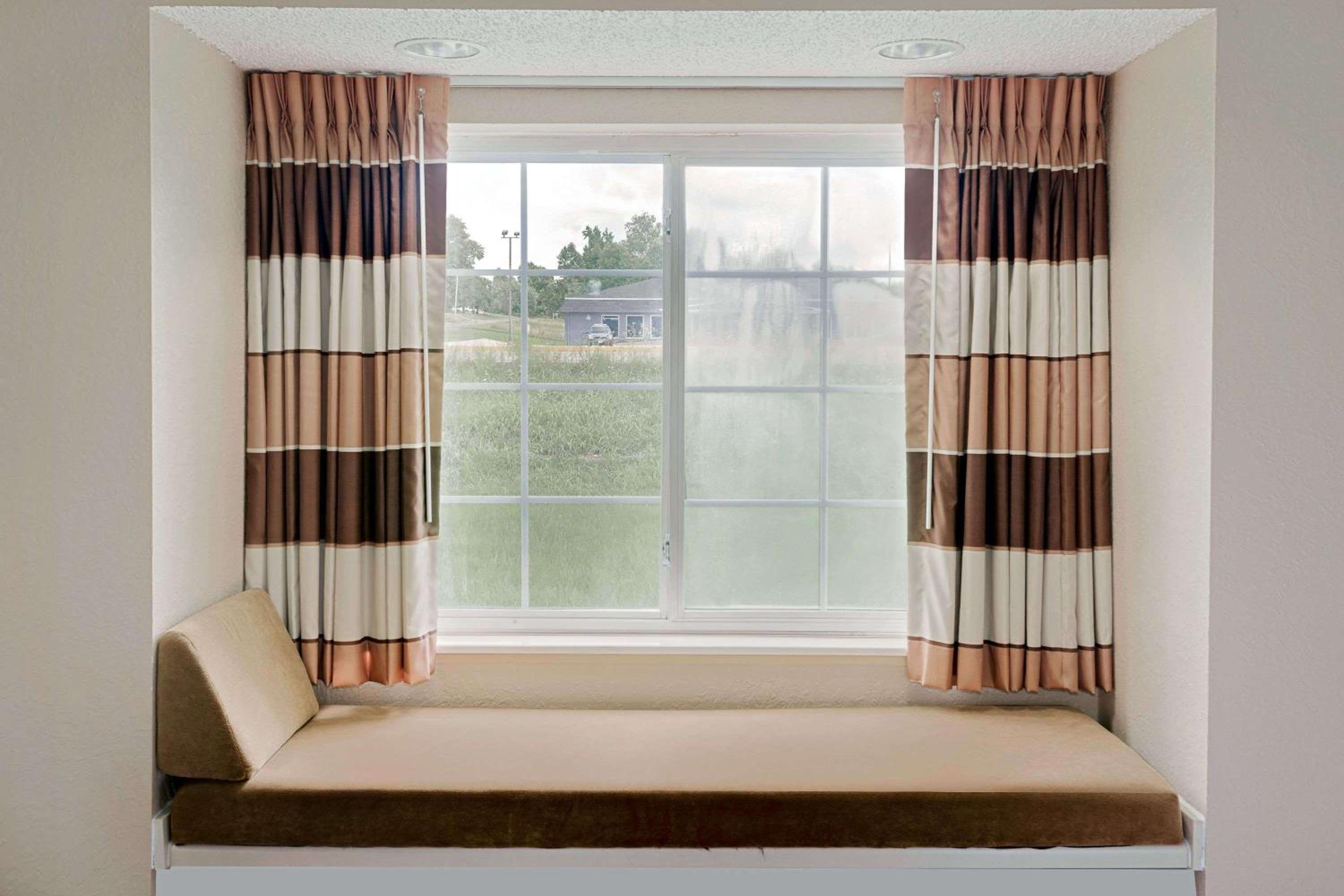 Queen Suite - Photo 1