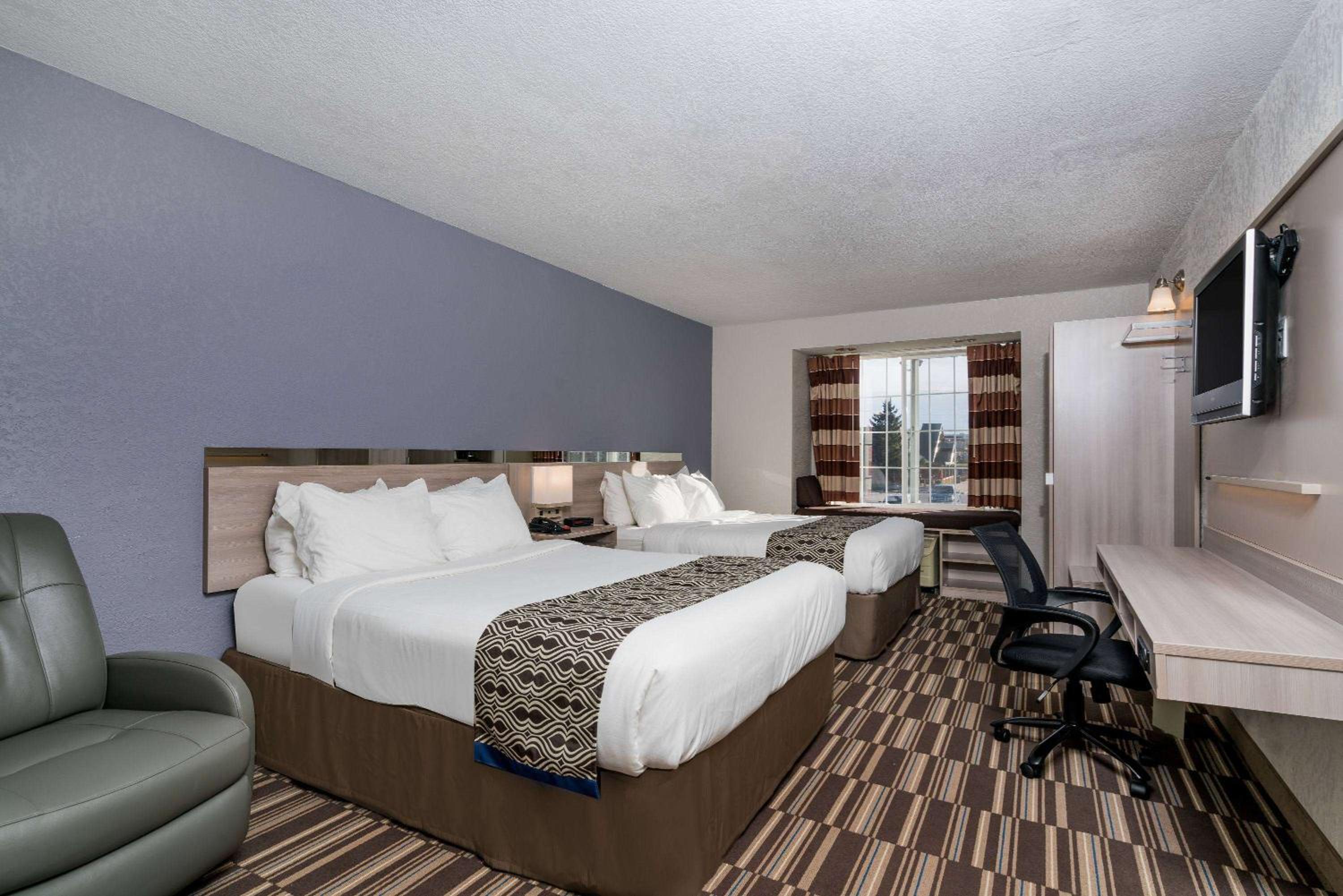 Queen Room with Two Queen Beds - Non-Smoking - Photo 5