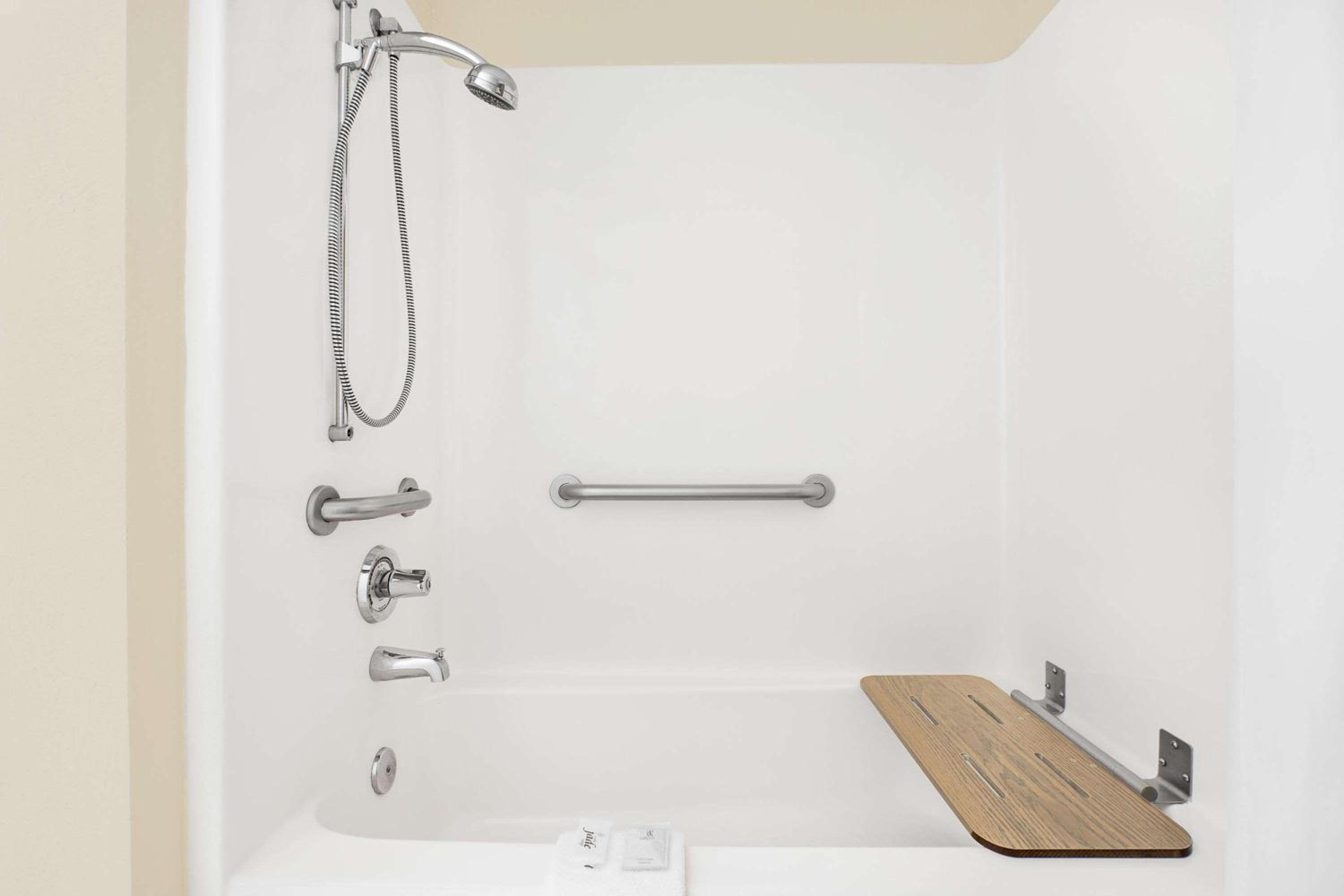 Deluxe Queen Room - Disability Access/Non-Smoking - Photo 3