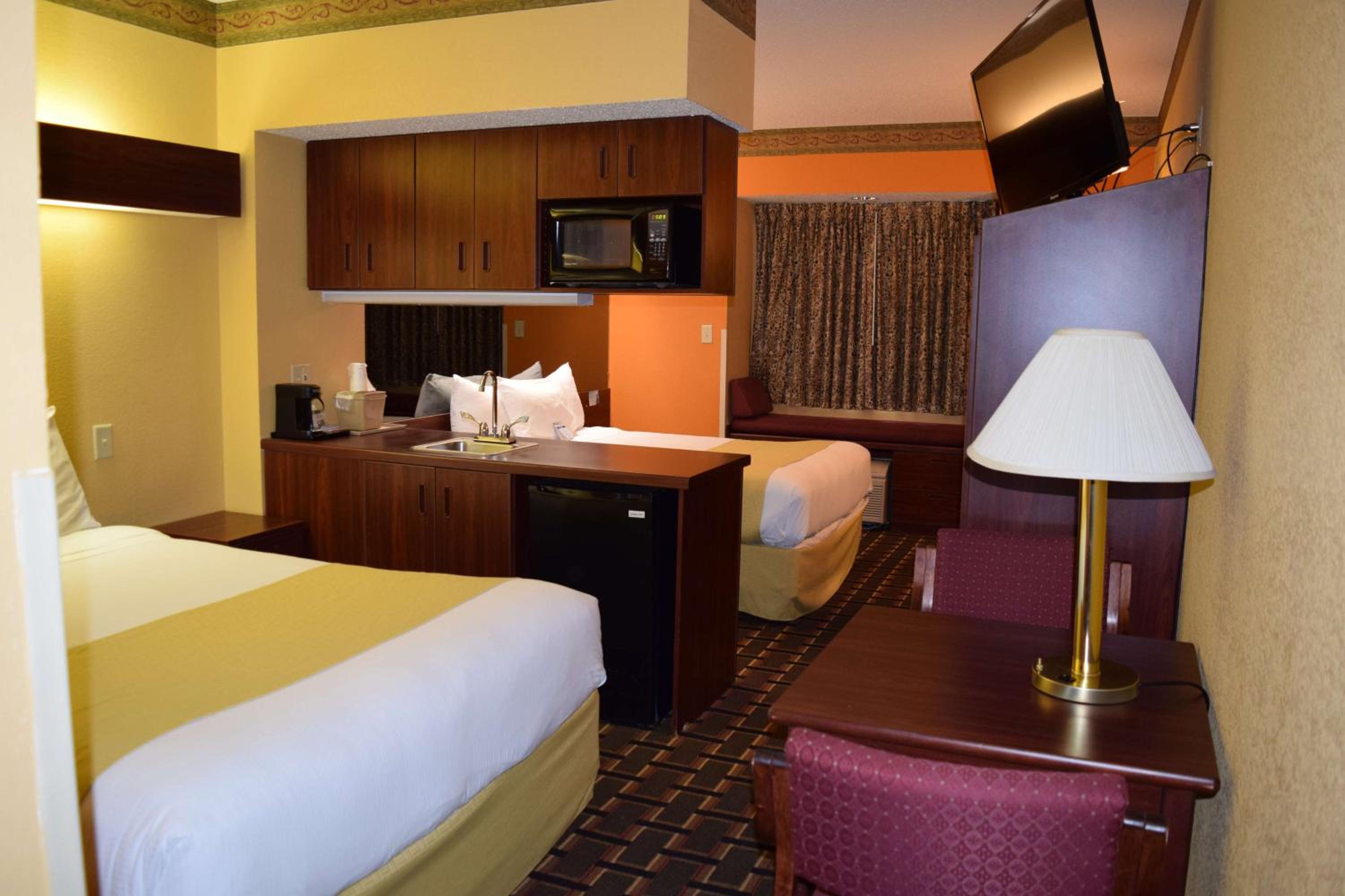 Queen Suite with Two Queen Beds - Non-Smoking - Photo 1