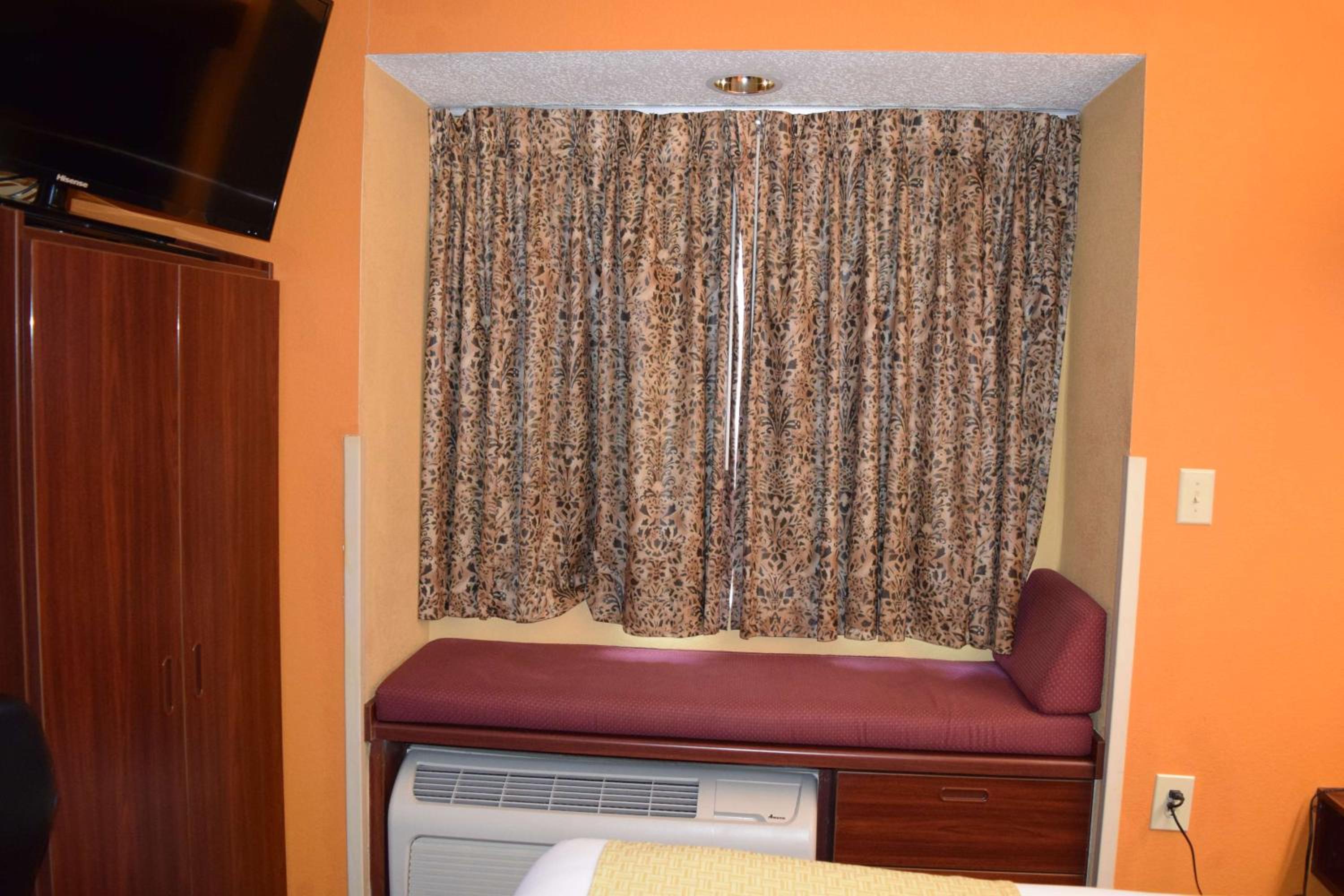 Queen Suite - Disability Access - Non-Smoking - Photo 1