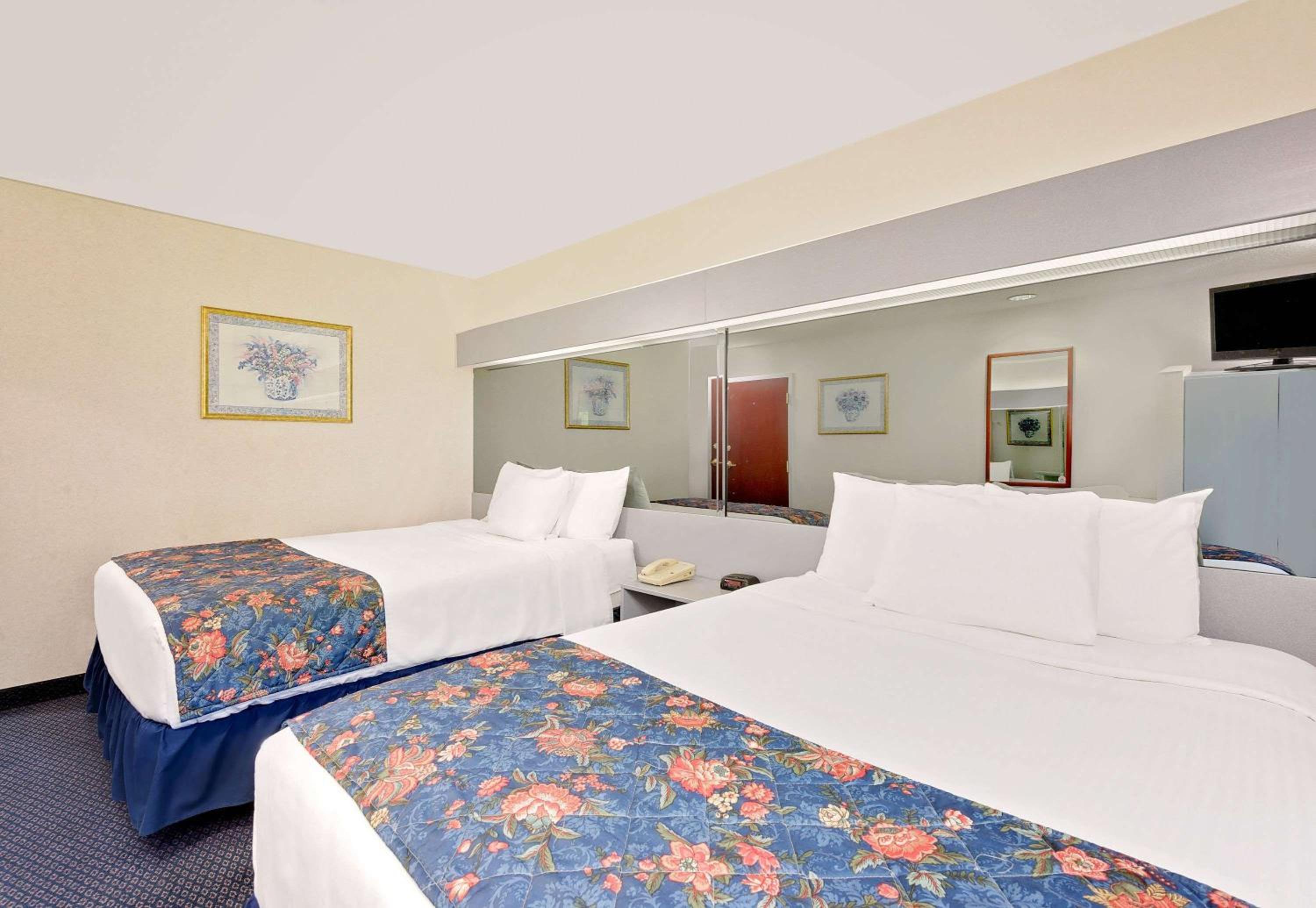 Queen Room With Two Queen Beds - Smoking photo 1