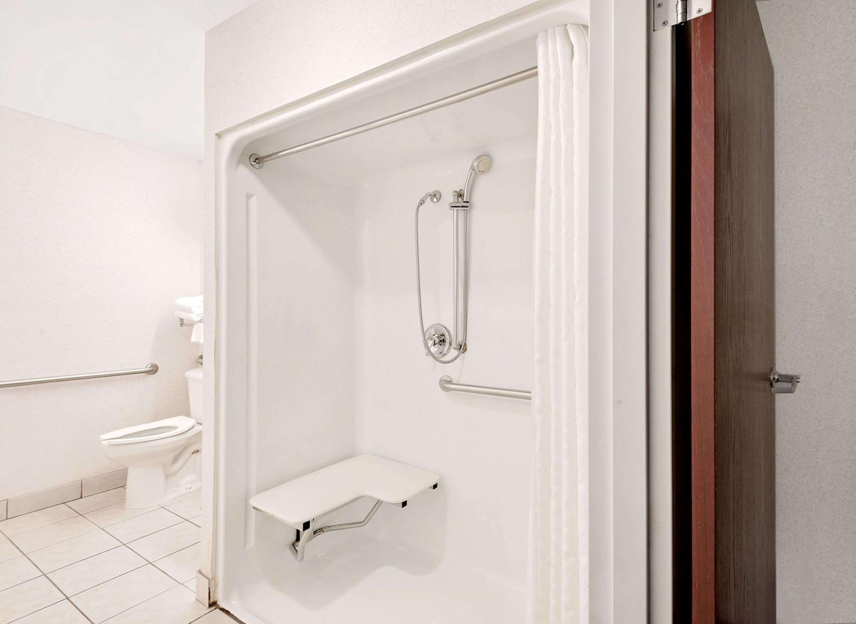 Queen Room - Disability Access/Non-Smoking photo 3