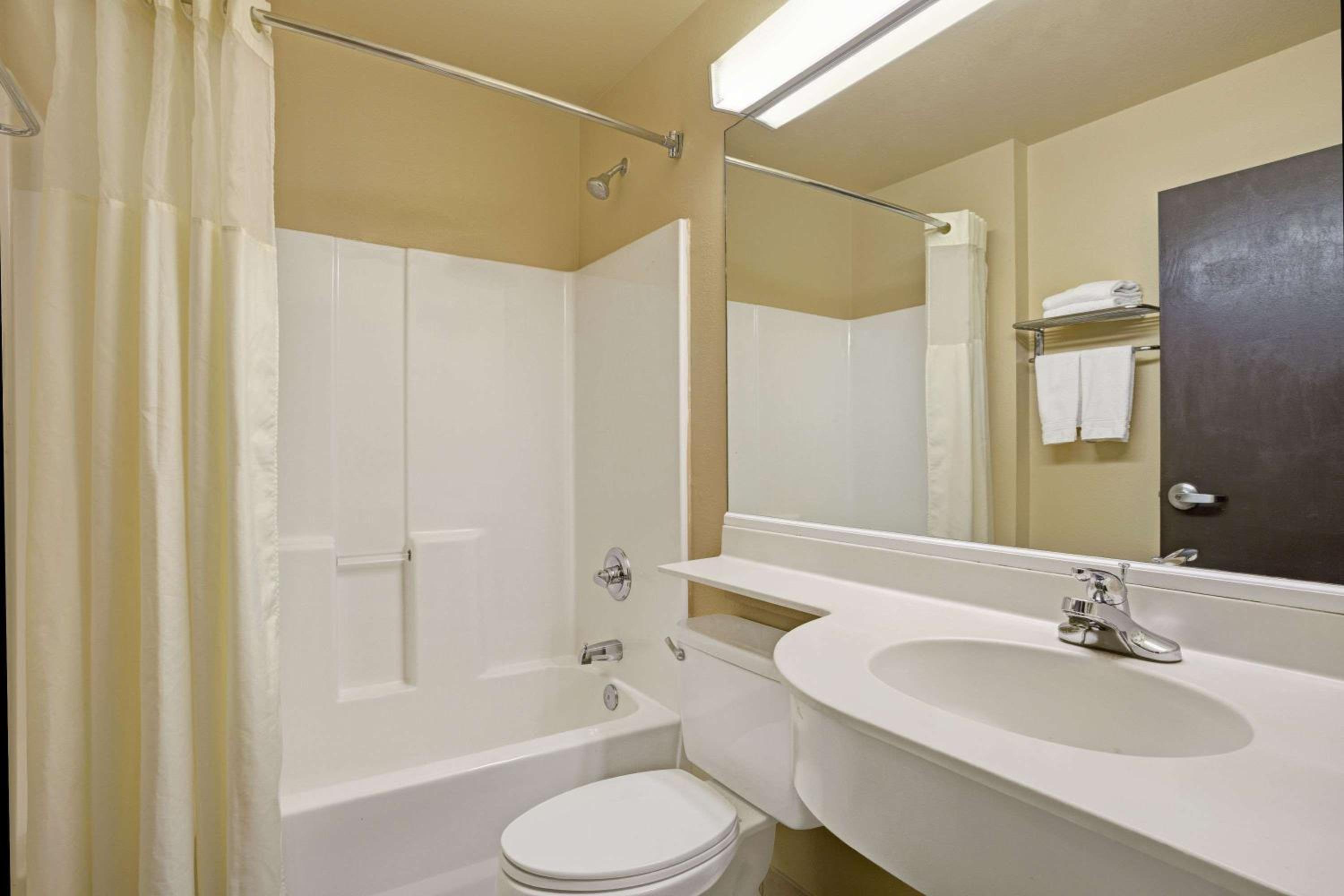 Queen Suite - Non-Smoking - Photo 5