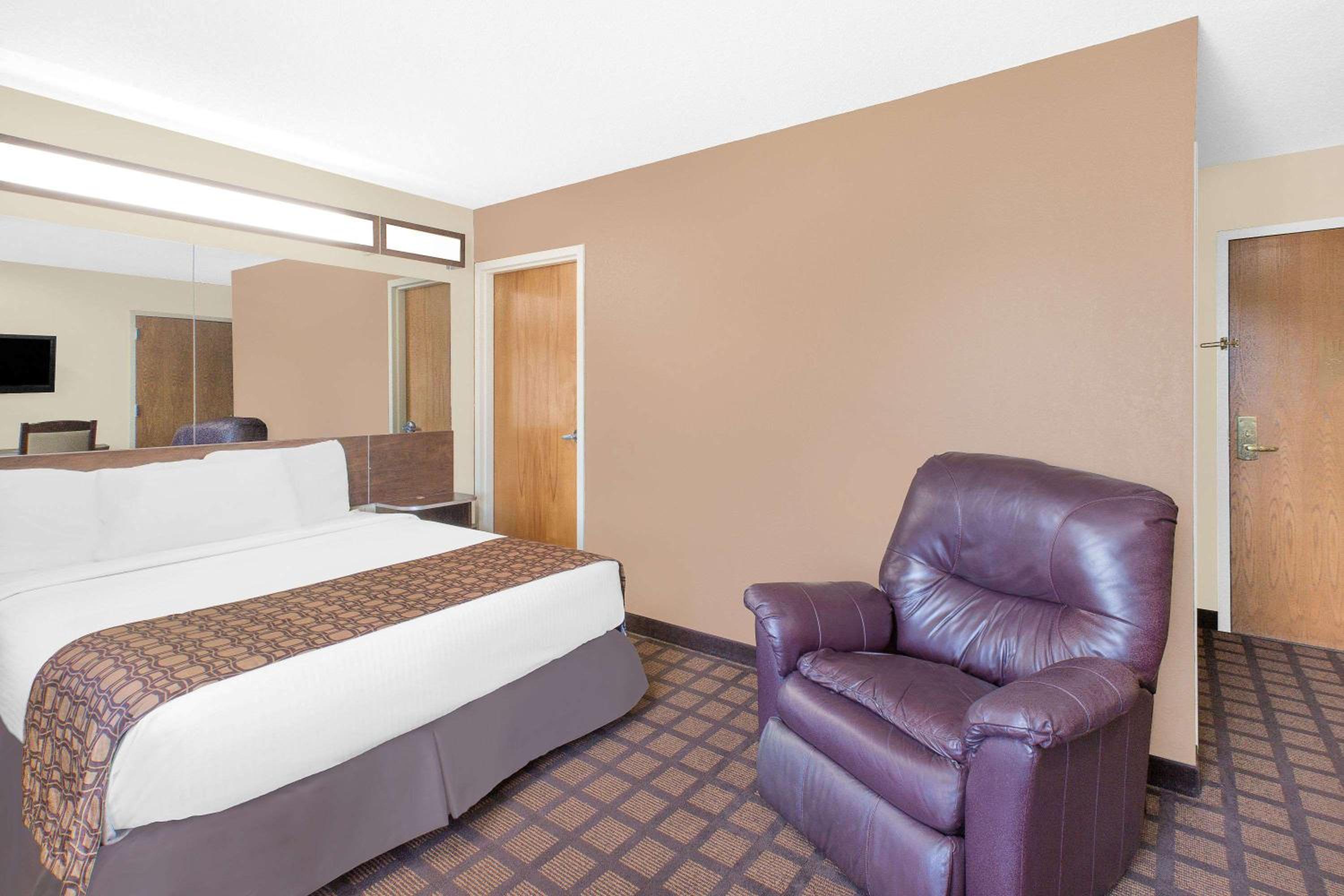Deluxe Queen Room - Disability Access/Non-Smoking - Photo 1