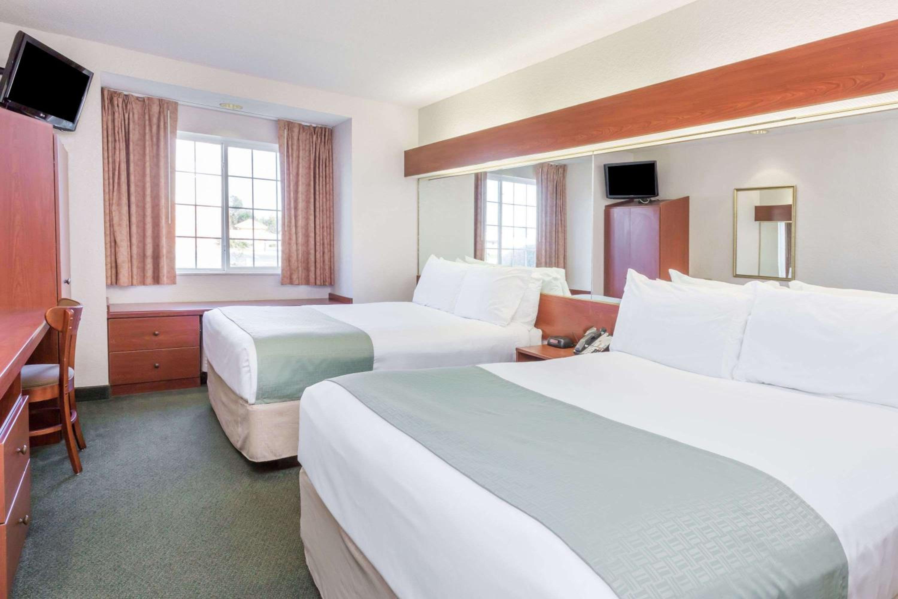 Queen Room with Two Queen Beds - Non-Smoking - Photo 1