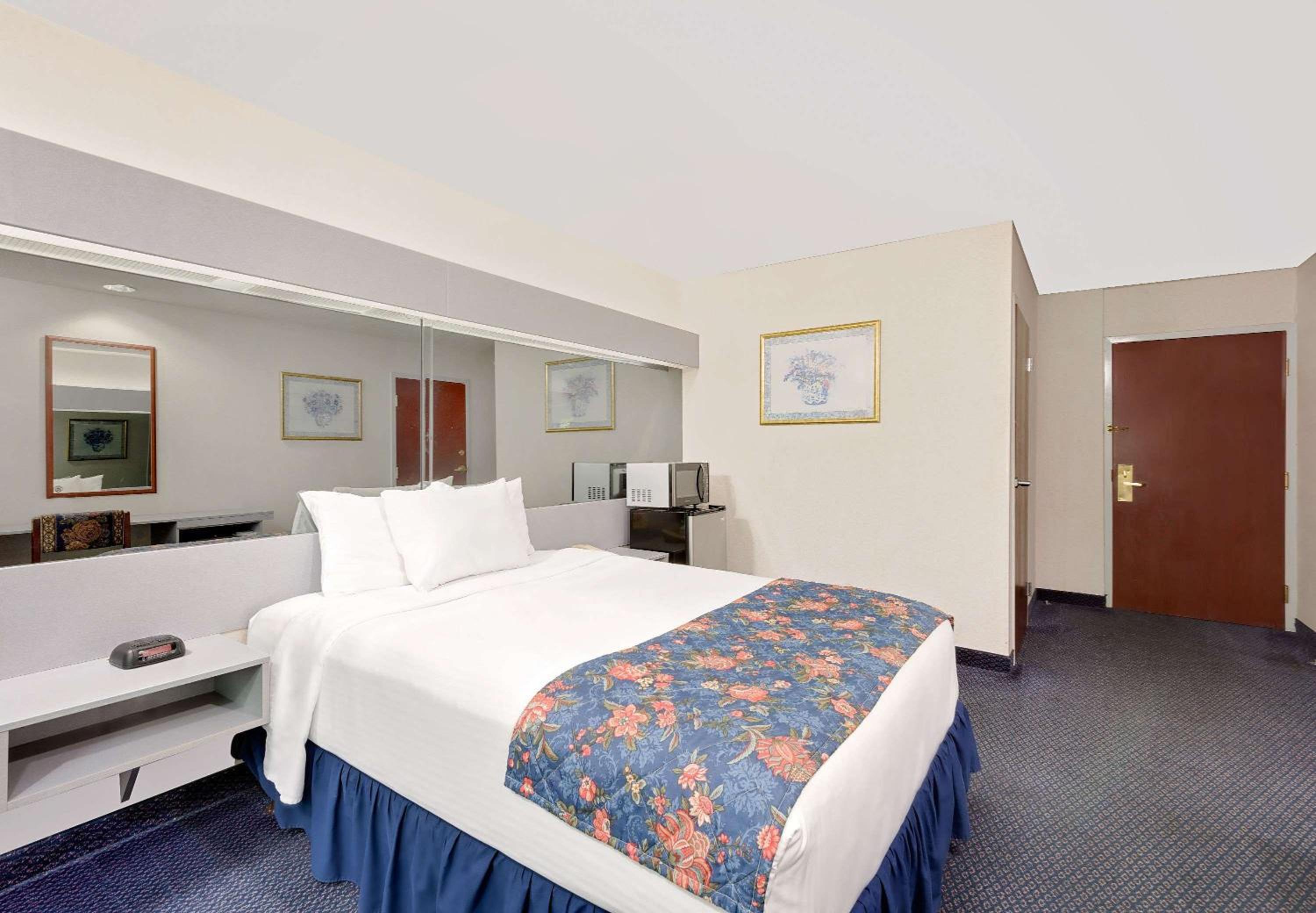 Queen Room - Disability Access/Non-Smoking photo 1