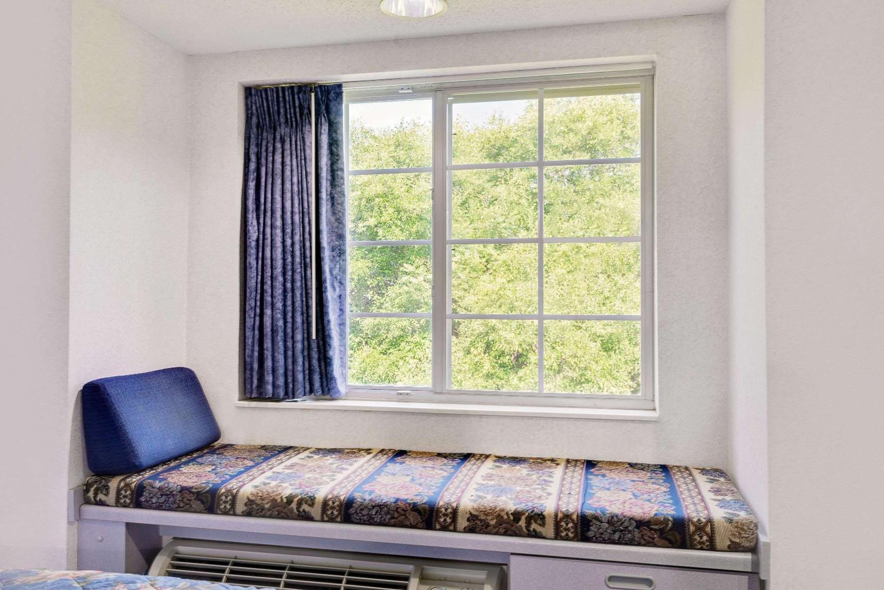 Queen Room With Two Queen Beds - Smoking photo 2