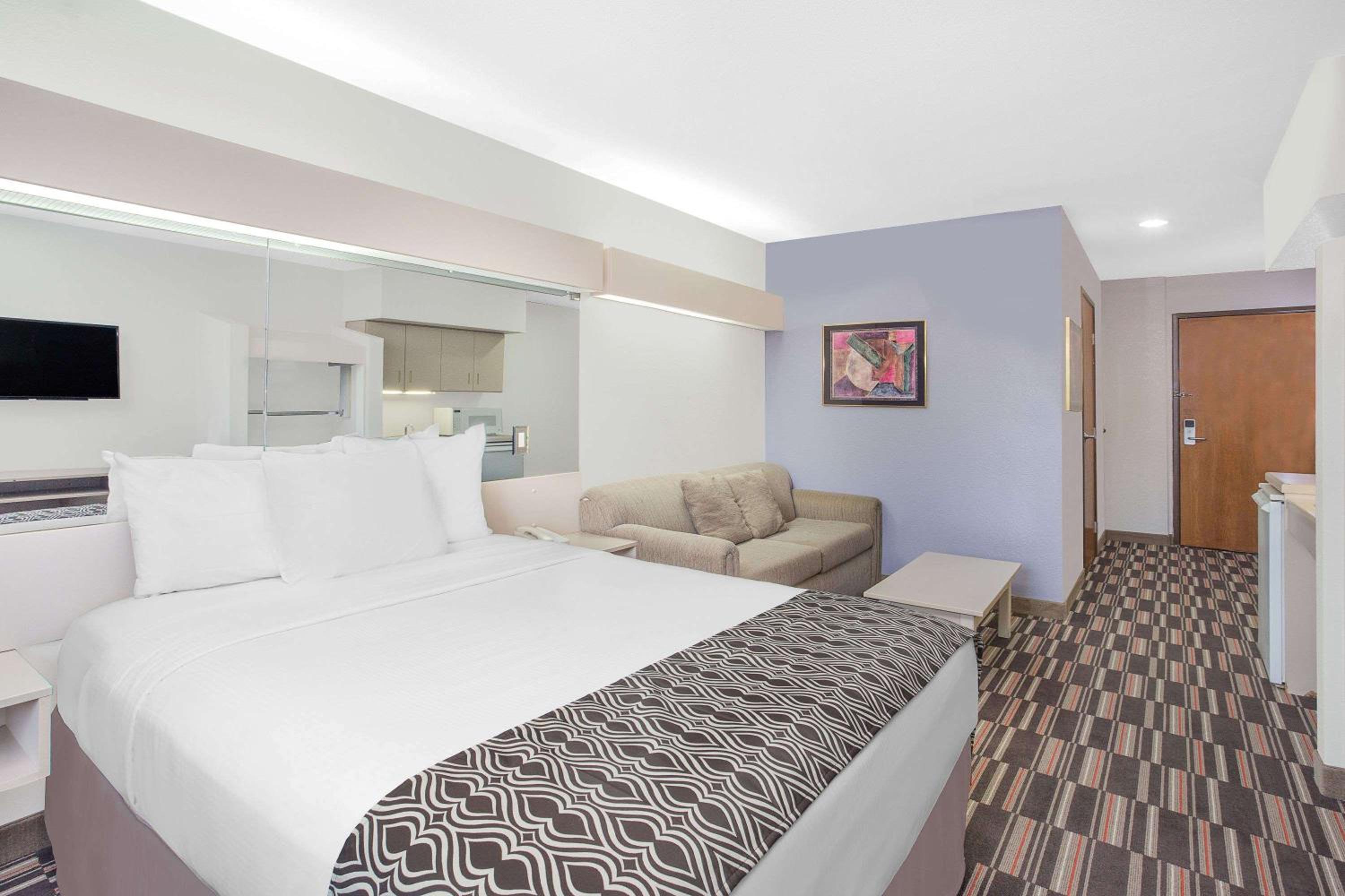 1 Queen Bed, Accessible Studio Suite room with Sofa Bed, Non Smoking - Non Pet Friendly Room photo 1