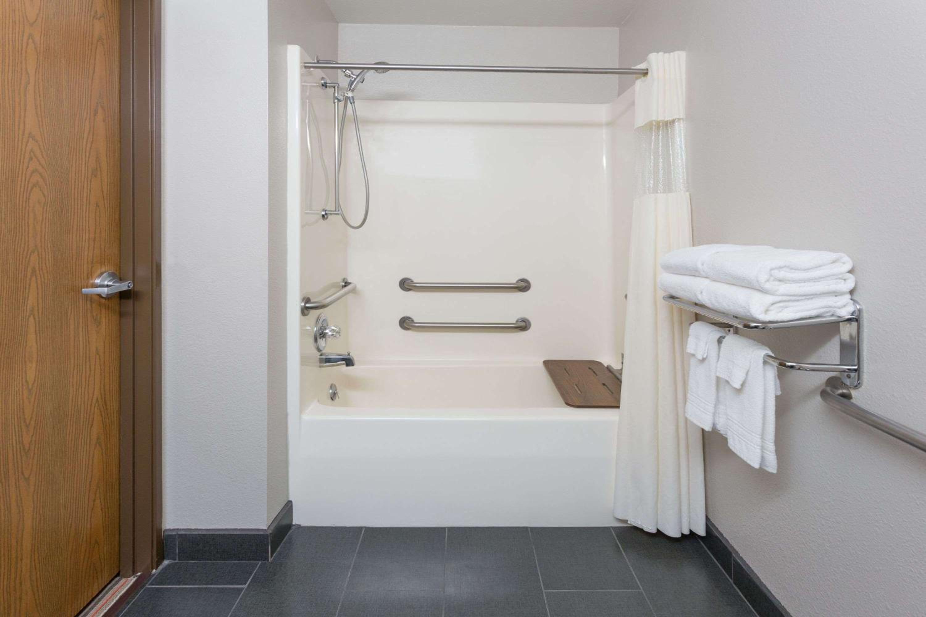 1 Queen Bed, Accessible room, Non Smoking - Non Pet Friendly Room photo 2
