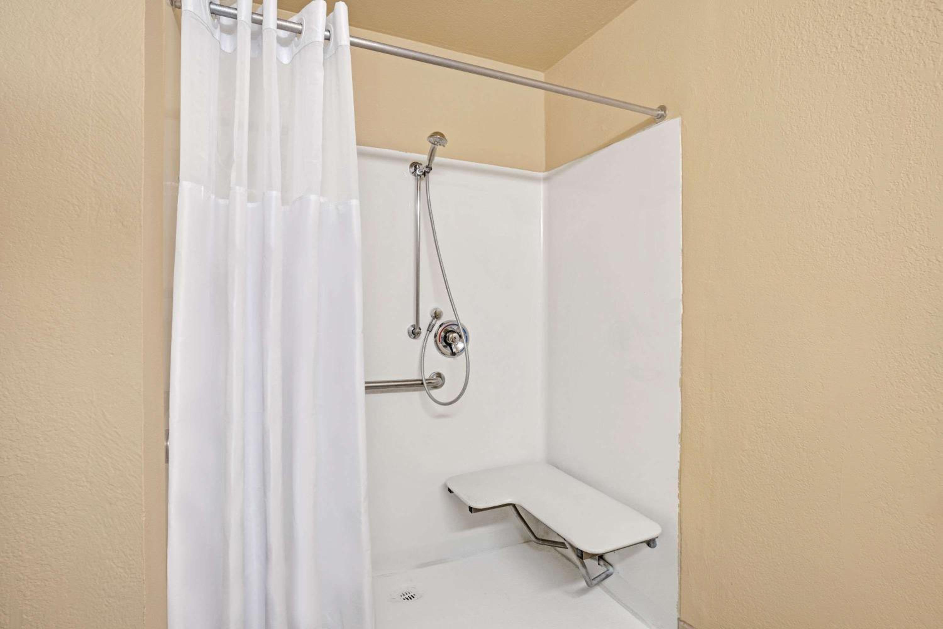 Queen Room with Two Queen Beds - Disability Access/Non-Smoking - Photo 9