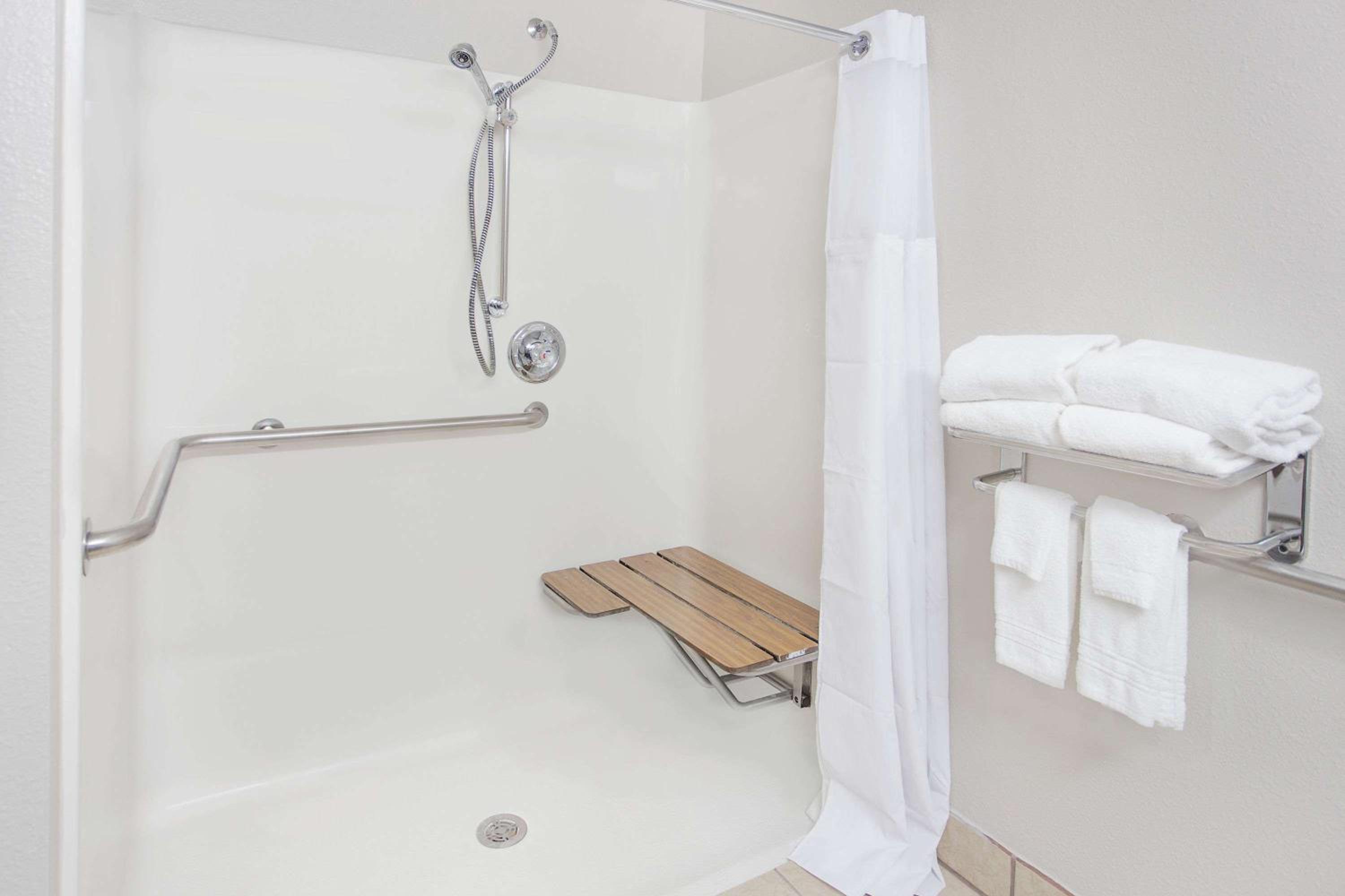 Queen Room with Two Queen Beds - Mobility Access/Non-Smoking/Non Pet Friendly - Photo 4
