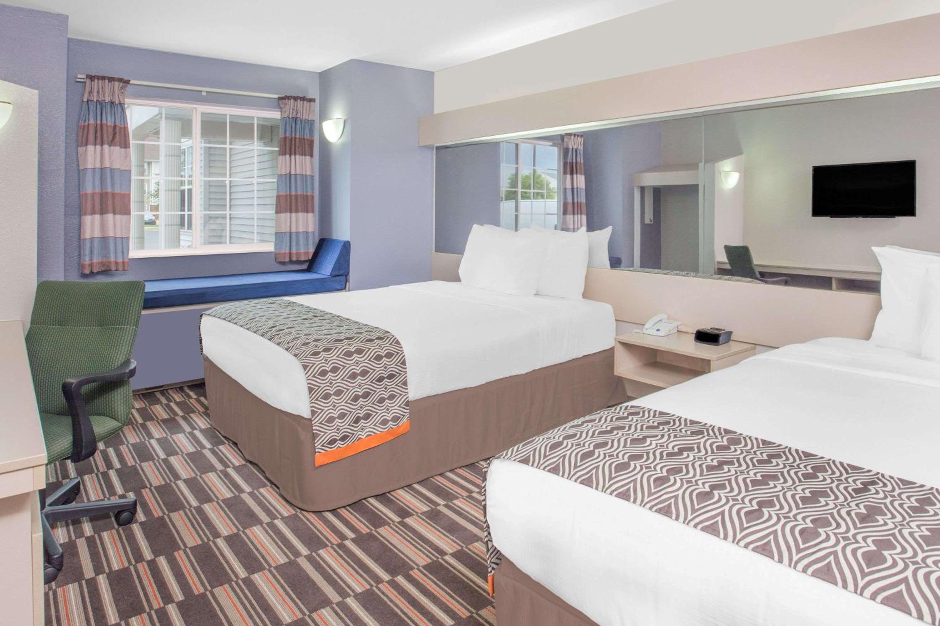 Queen Room with Two Queen Beds - Non-Smoking/Non Pet Friendly photo 1