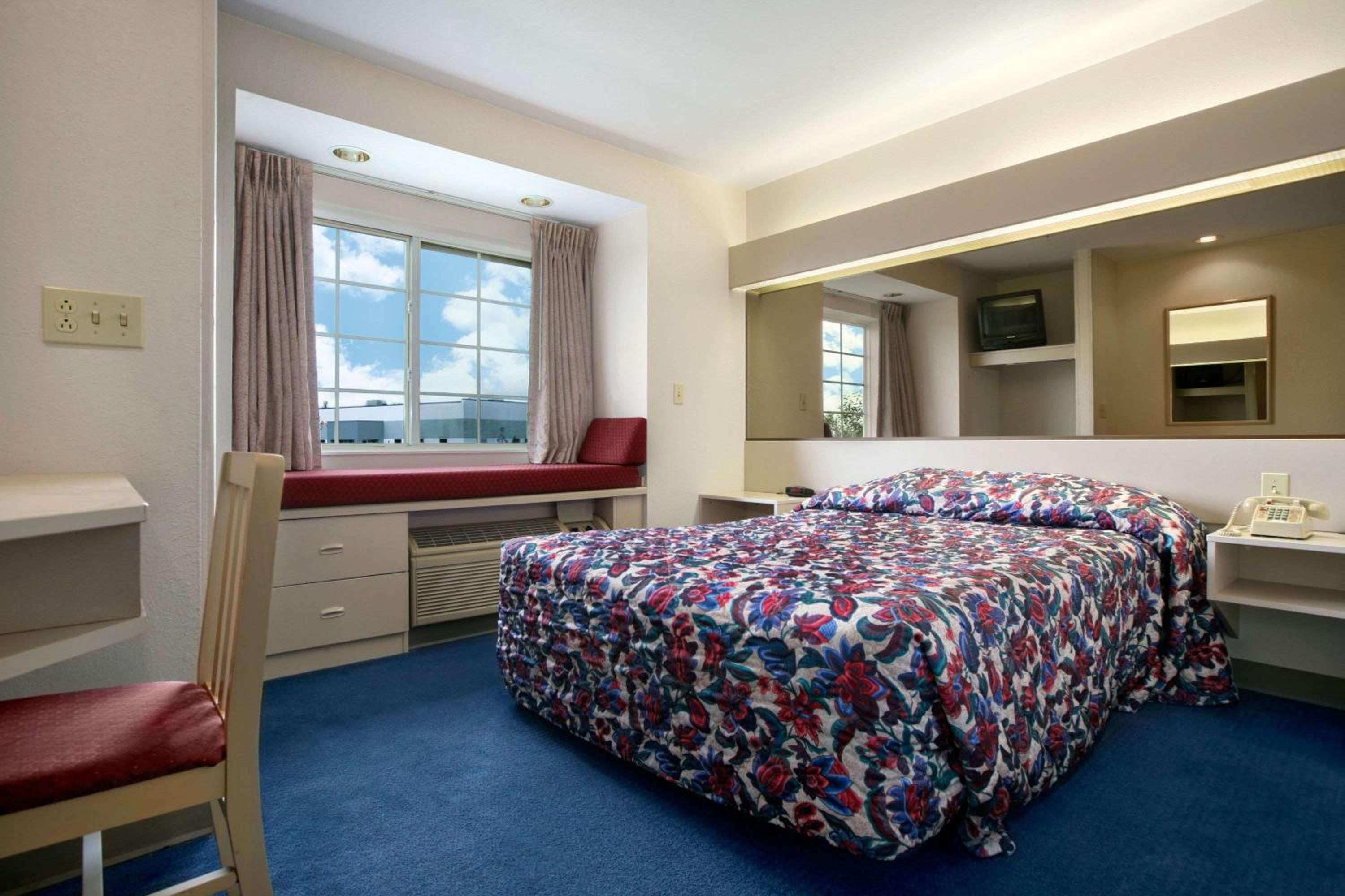 Queen Room with One Queen Bed - Non-Smoking - Photo 1