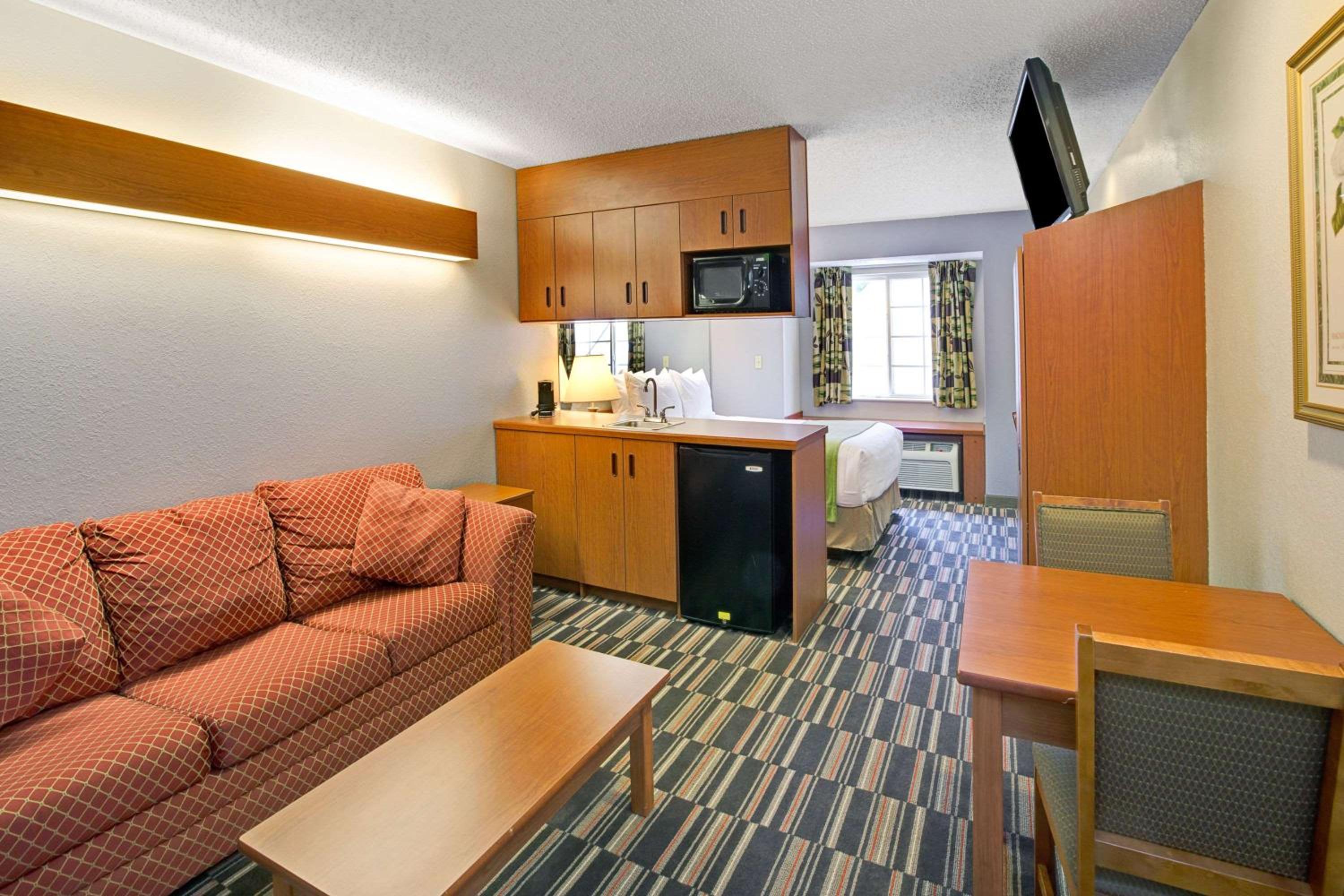 Queen Studio Suite - Non-Smoking - Photo 2