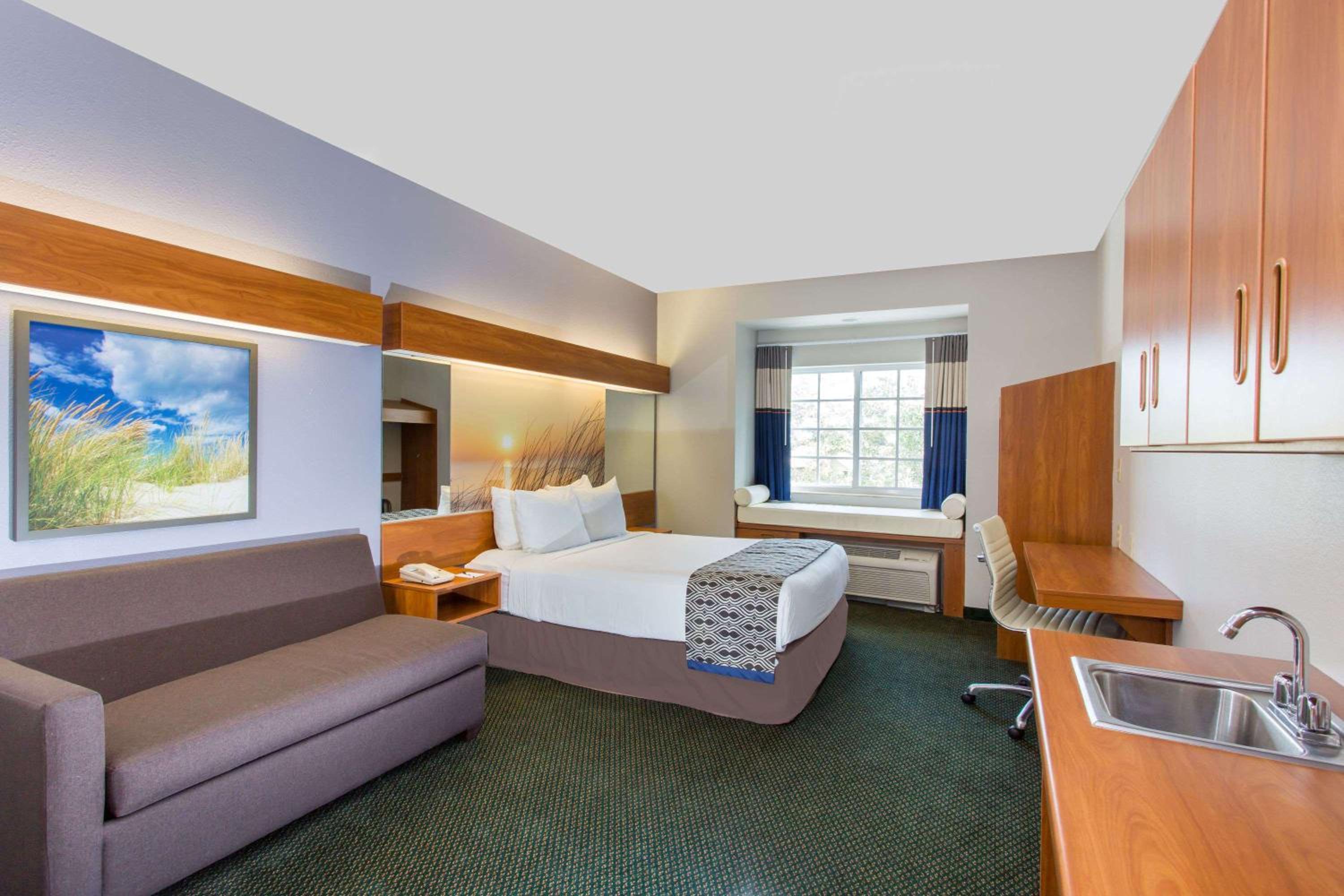 Queen Studio Suite with Bath Tub - Mobility/Hearing Accessible - Non-Smoking - Photo 1