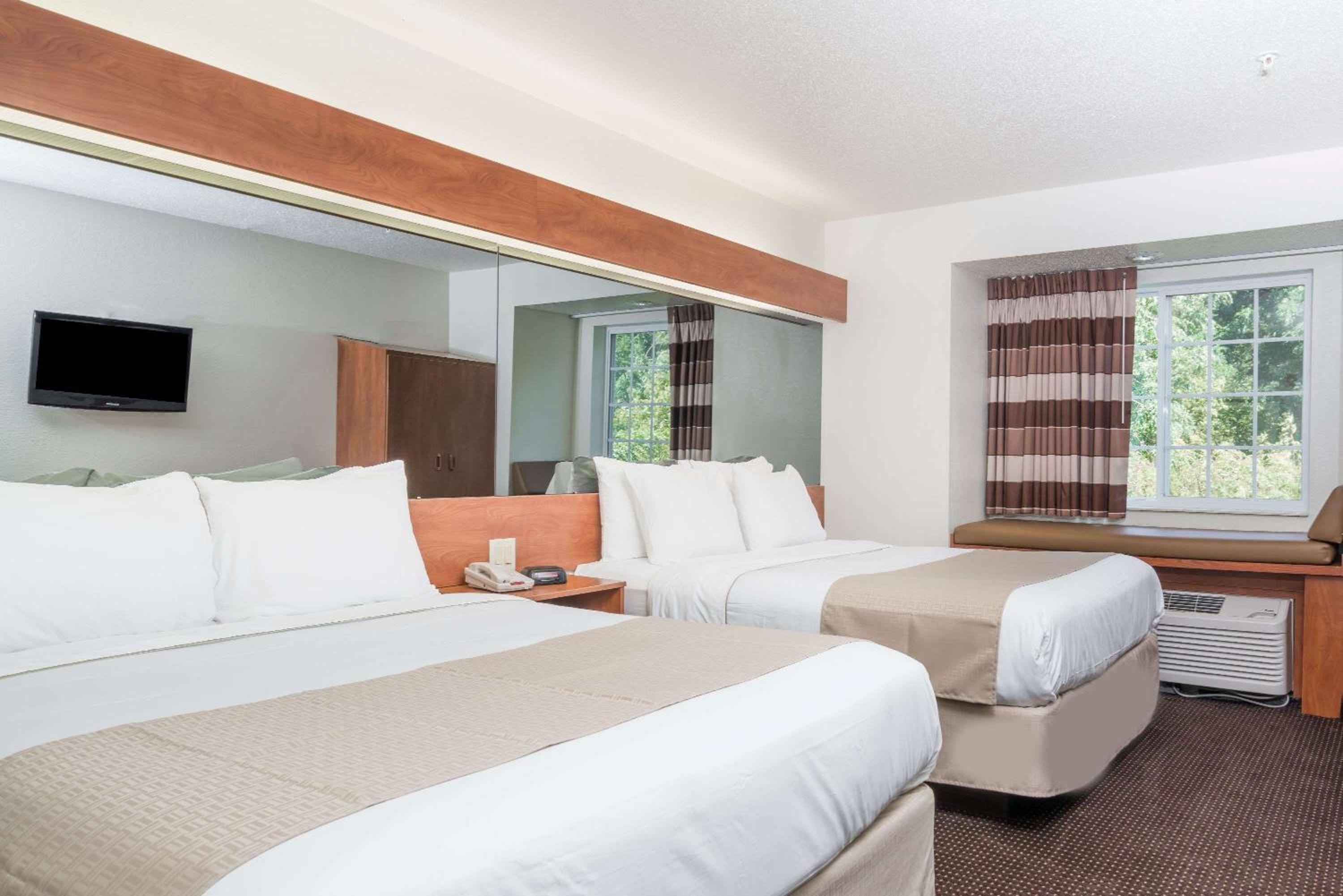 Queen Room with Two Queen Beds - Non-Smoking - Photo 2