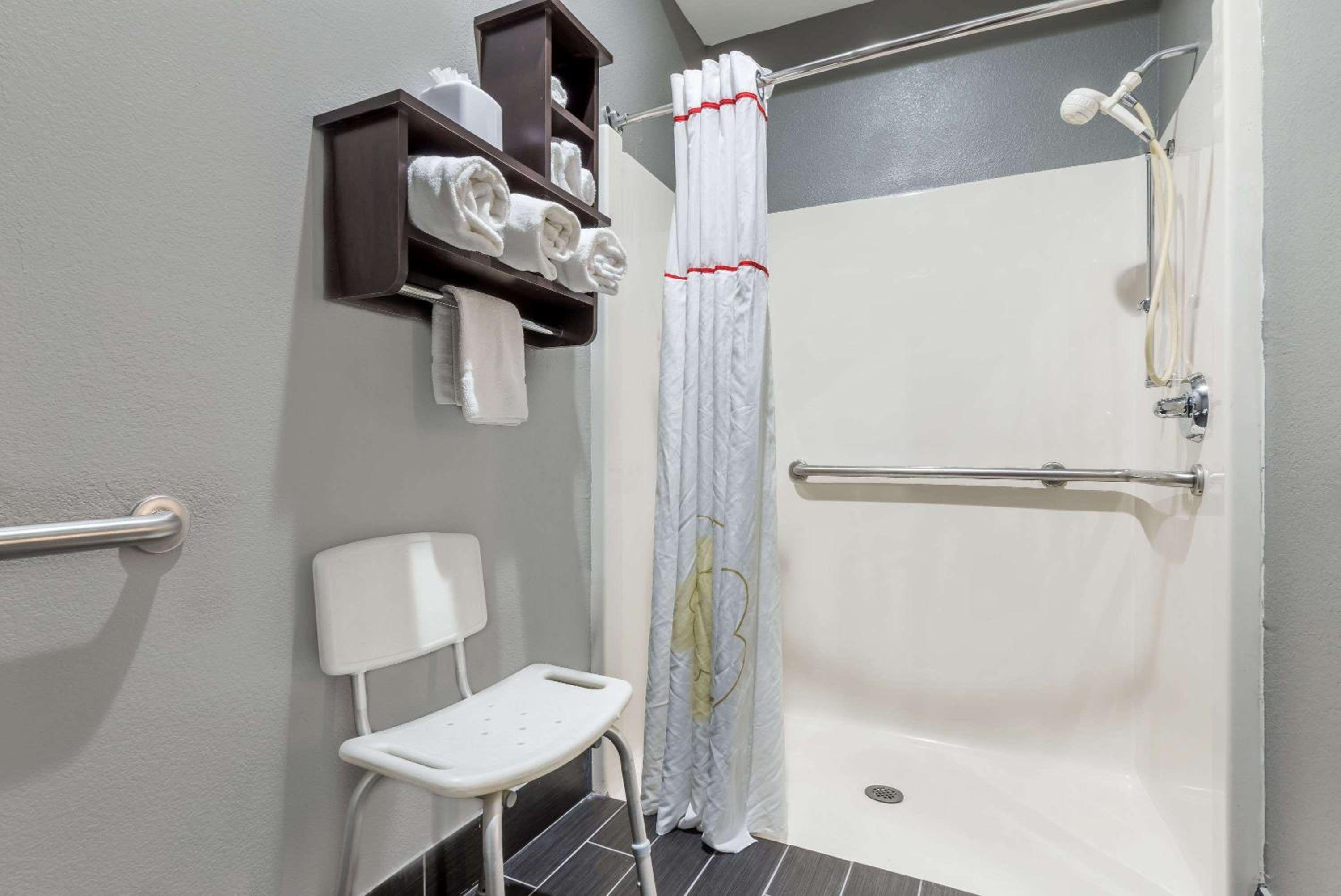 One-Bedroom Queen Studio Suite with Two Queen Beds - Mobility Accessible/Non-Smoking - Photo 3