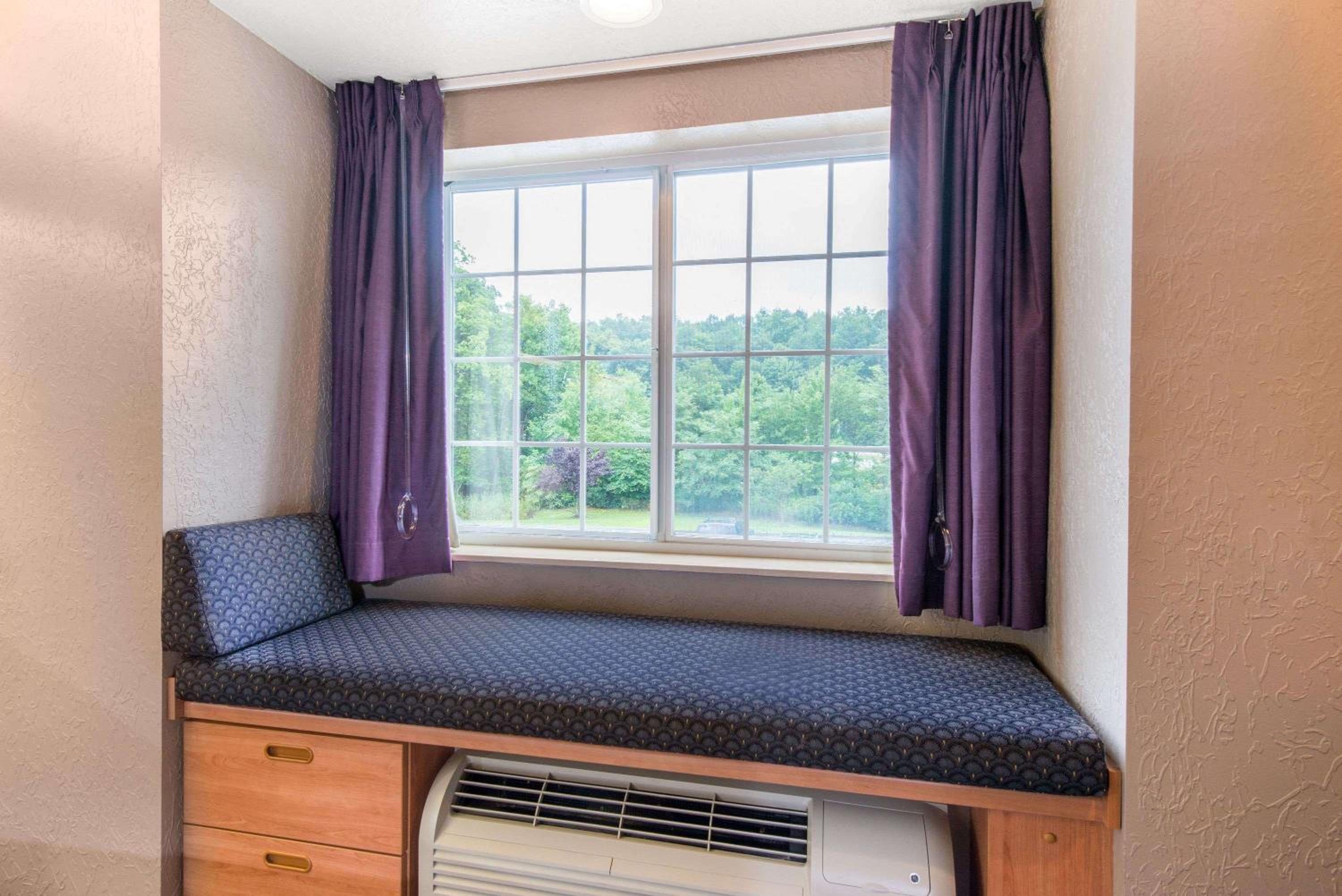 Queen Suite with Bathtub - Mobility/Hearing Accessible - Non-Smoking - Photo 3