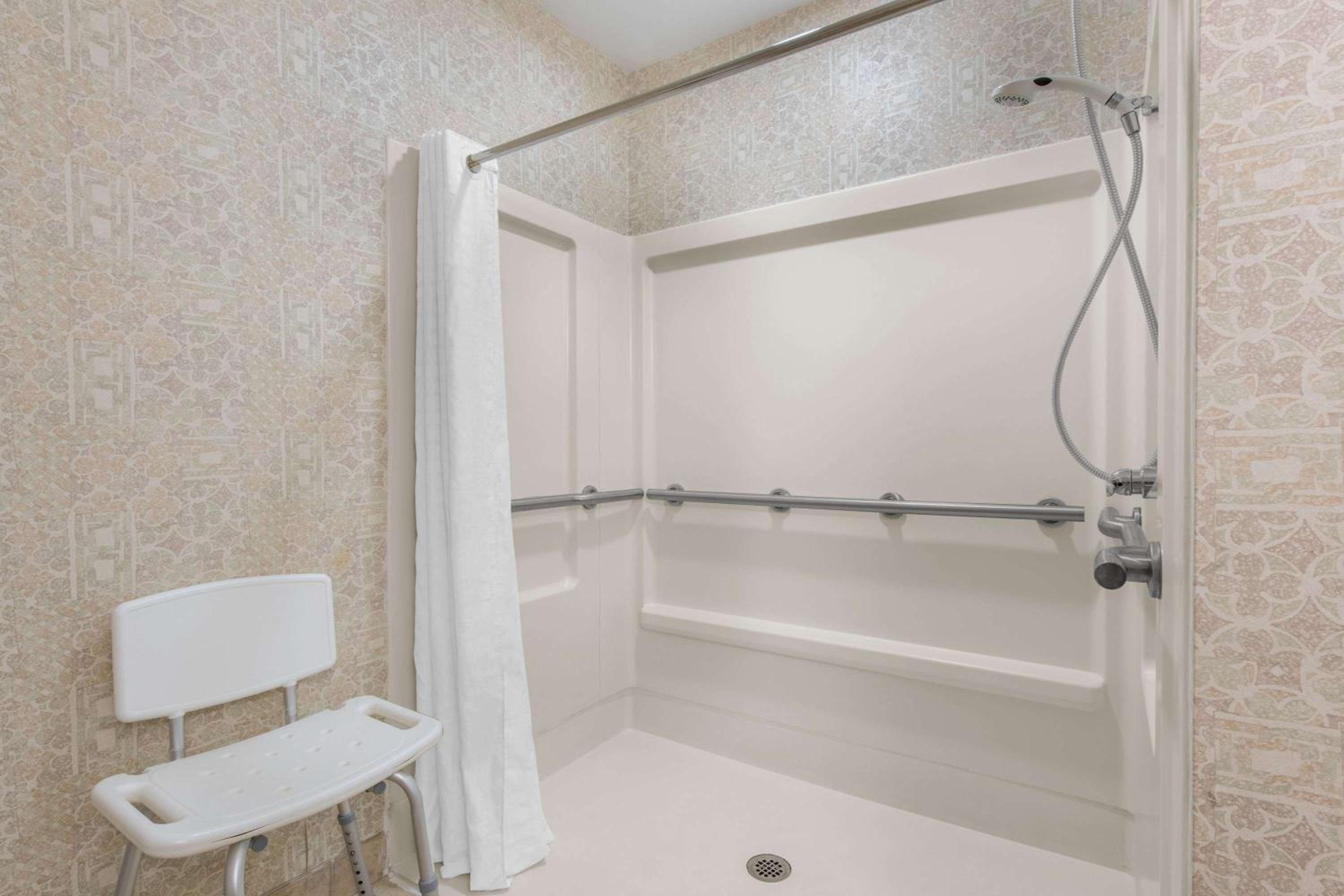 Queen Suite - Disability Access with Roll-in Shower - Photo 2