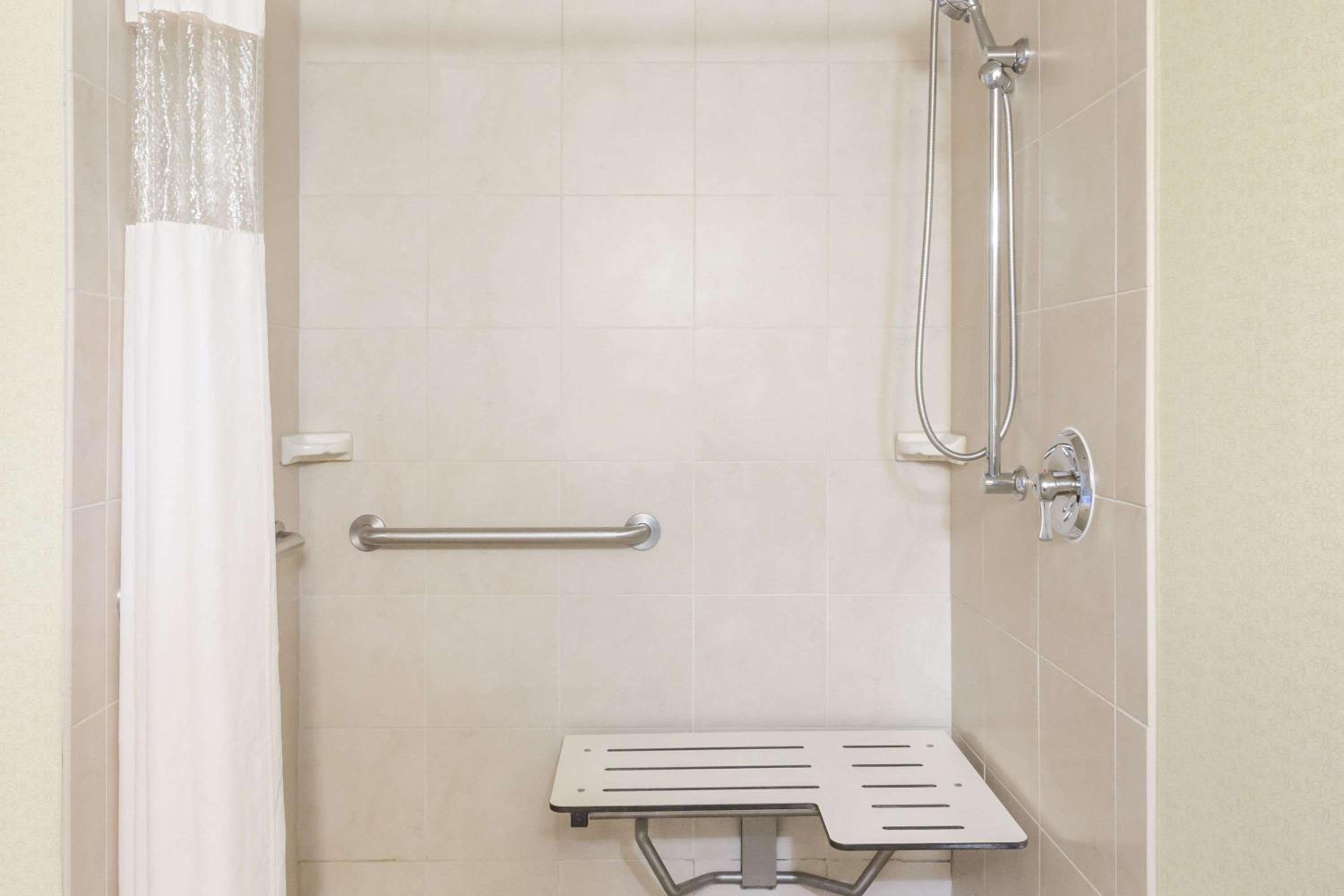 King Studio Suite with Bath Tub - Mobility Access/Non-Smoking - Photo 2