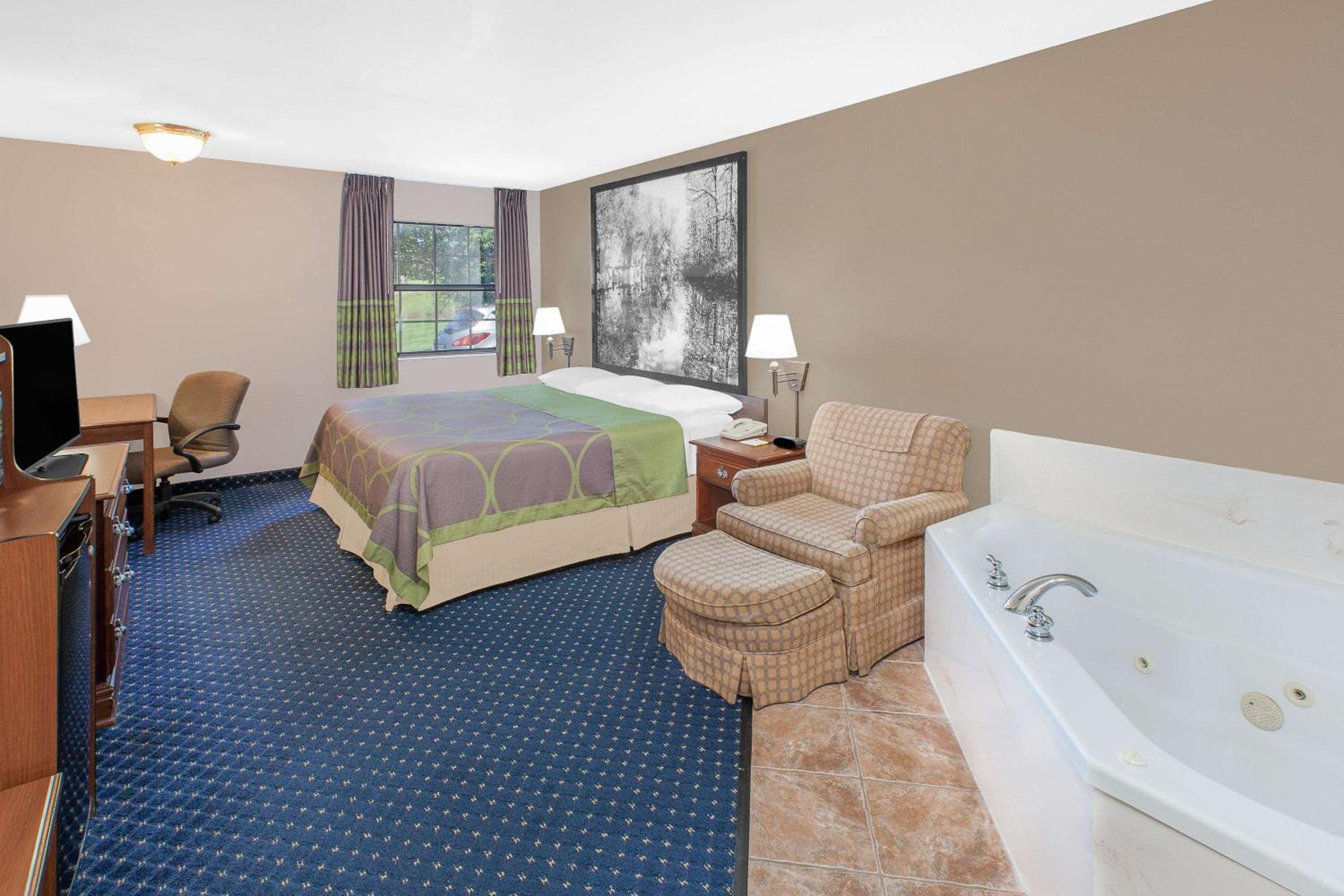 Deluxe King Suite - Non-Smoking - Photo 2