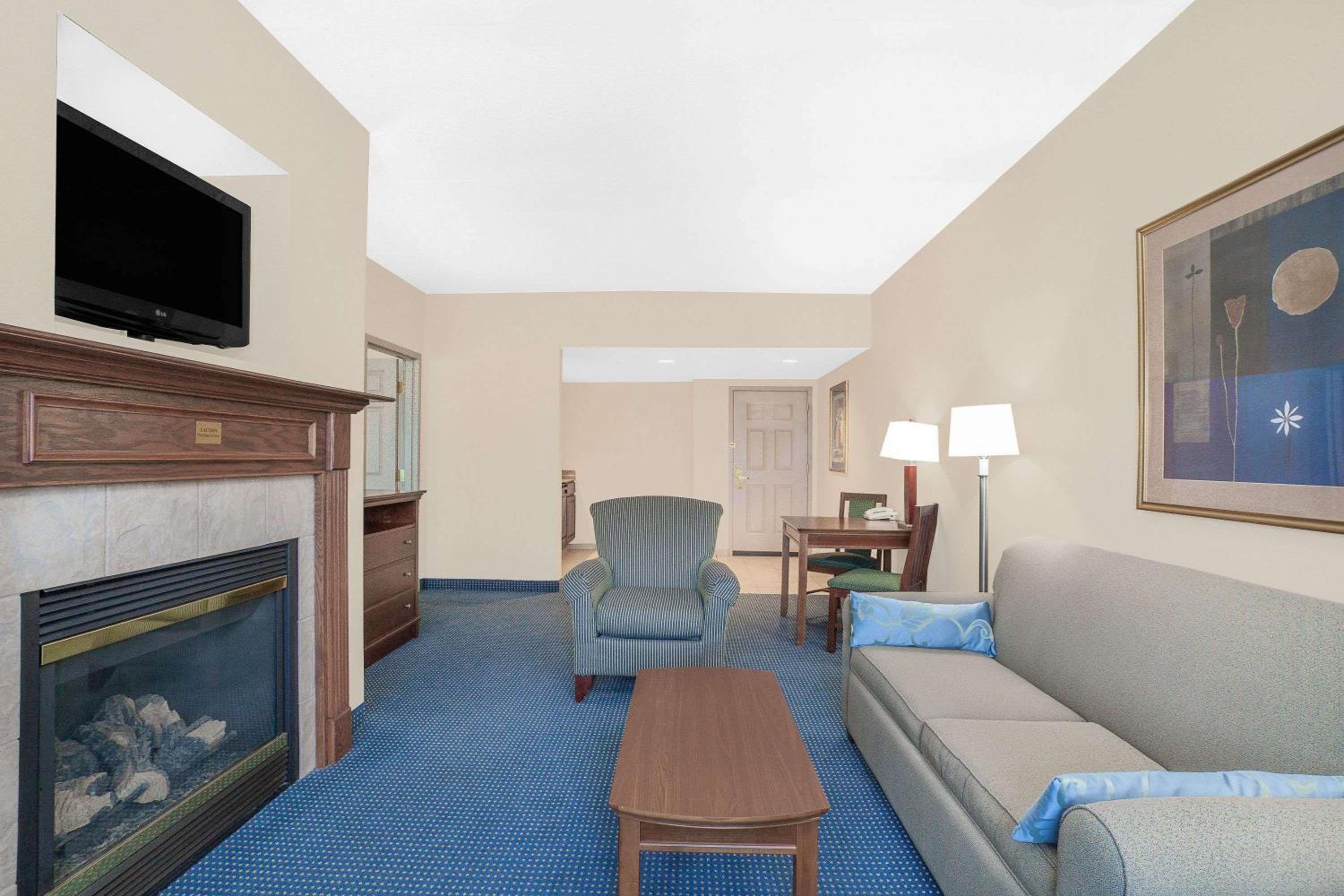 King Suite - Non-Smoking - Photo 2