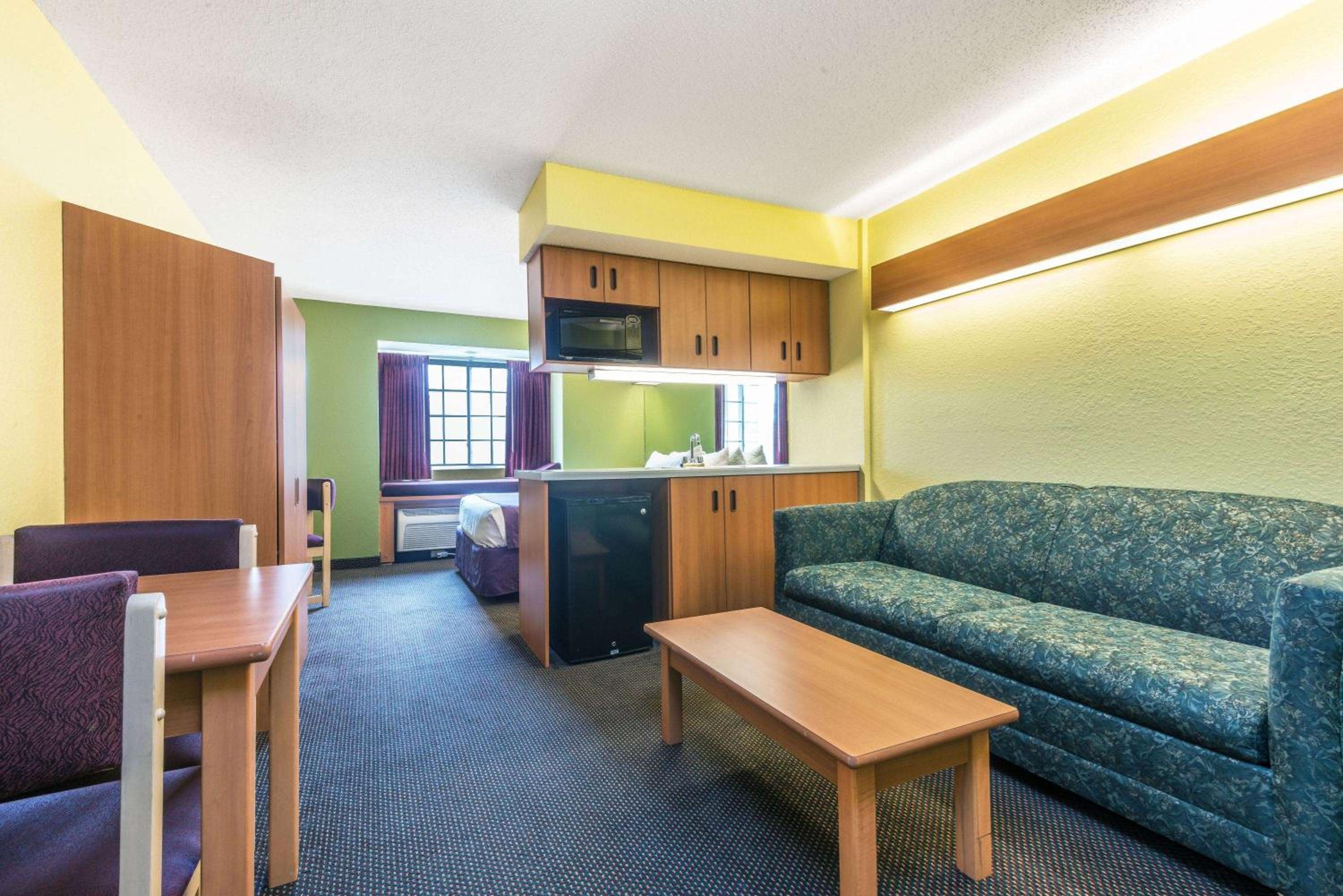Deluxe Queen Suite - Non-Smoking - Photo 1