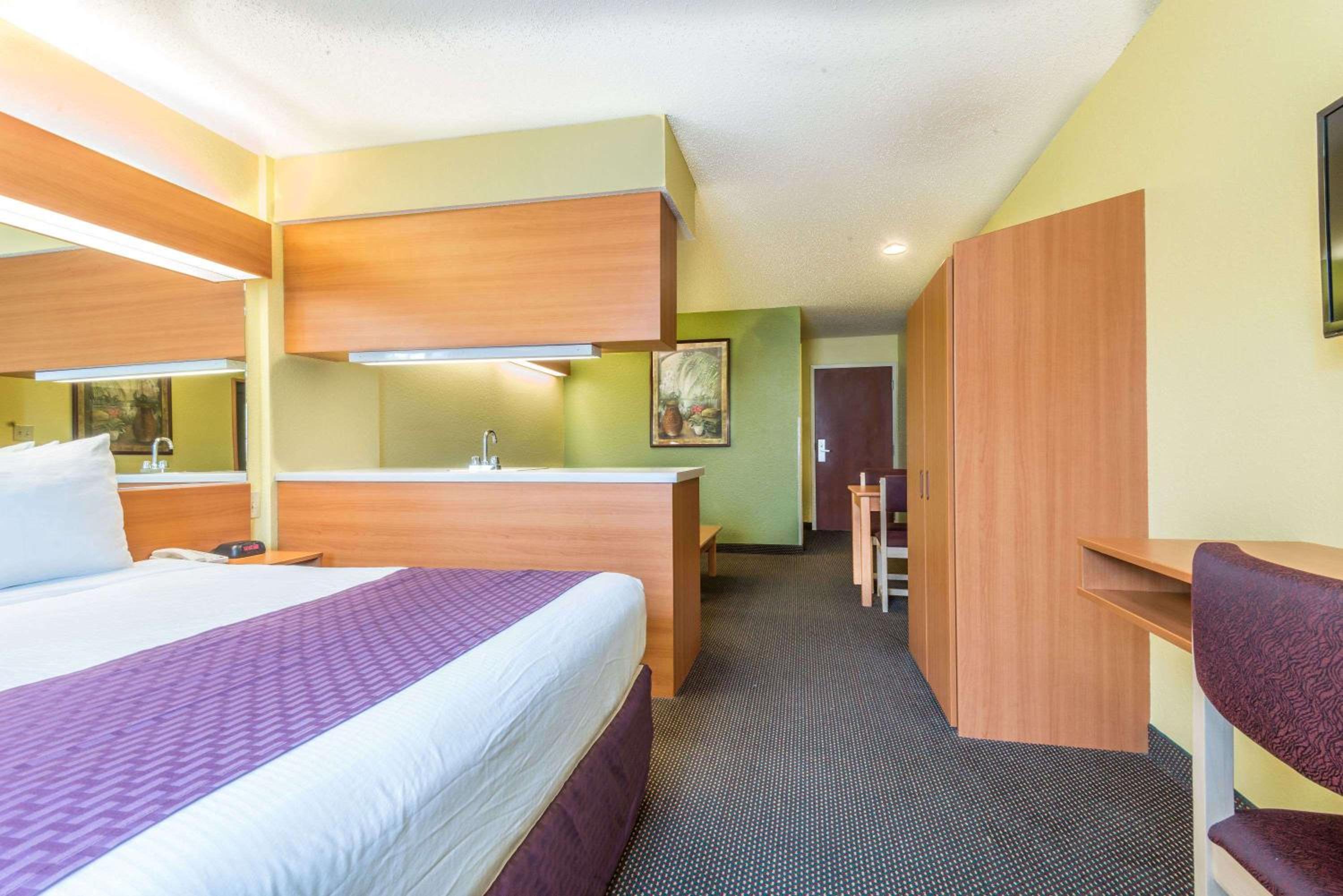 Deluxe Queen Suite - Non-Smoking - Photo 2