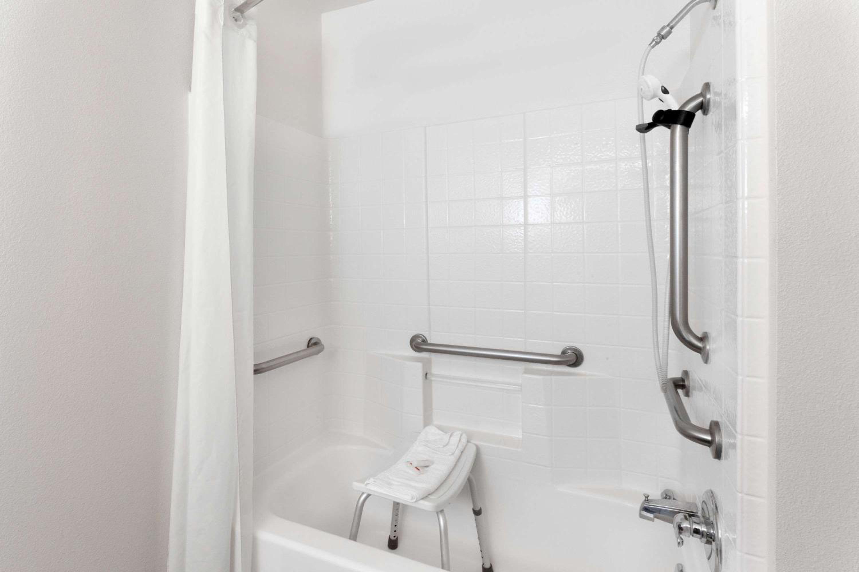 Queen Studio Studio Suite - Disability Access/Non-Smoking - Photo 4
