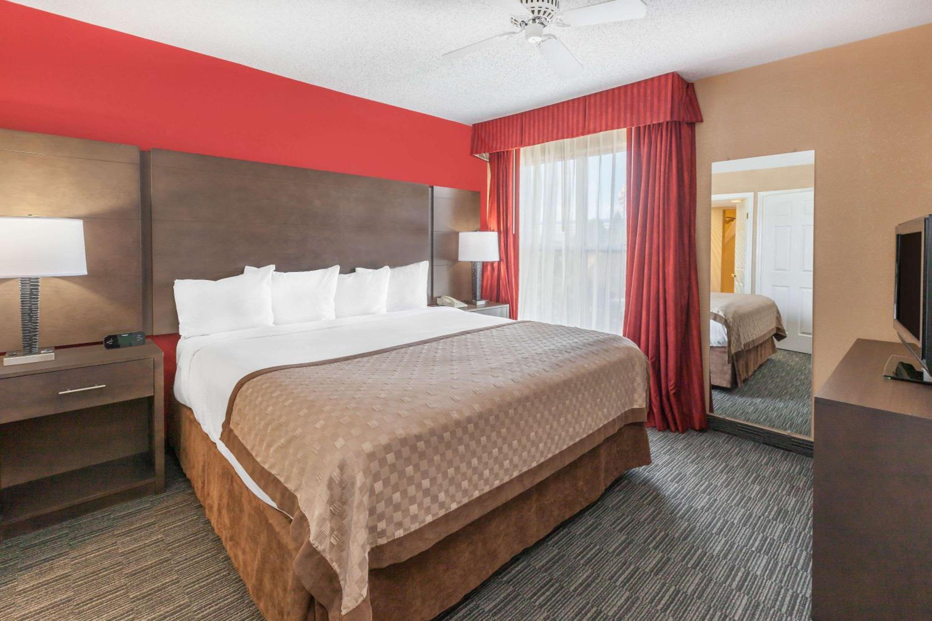 One-Bedroom King Suite - Non-Smoking - Photo 1