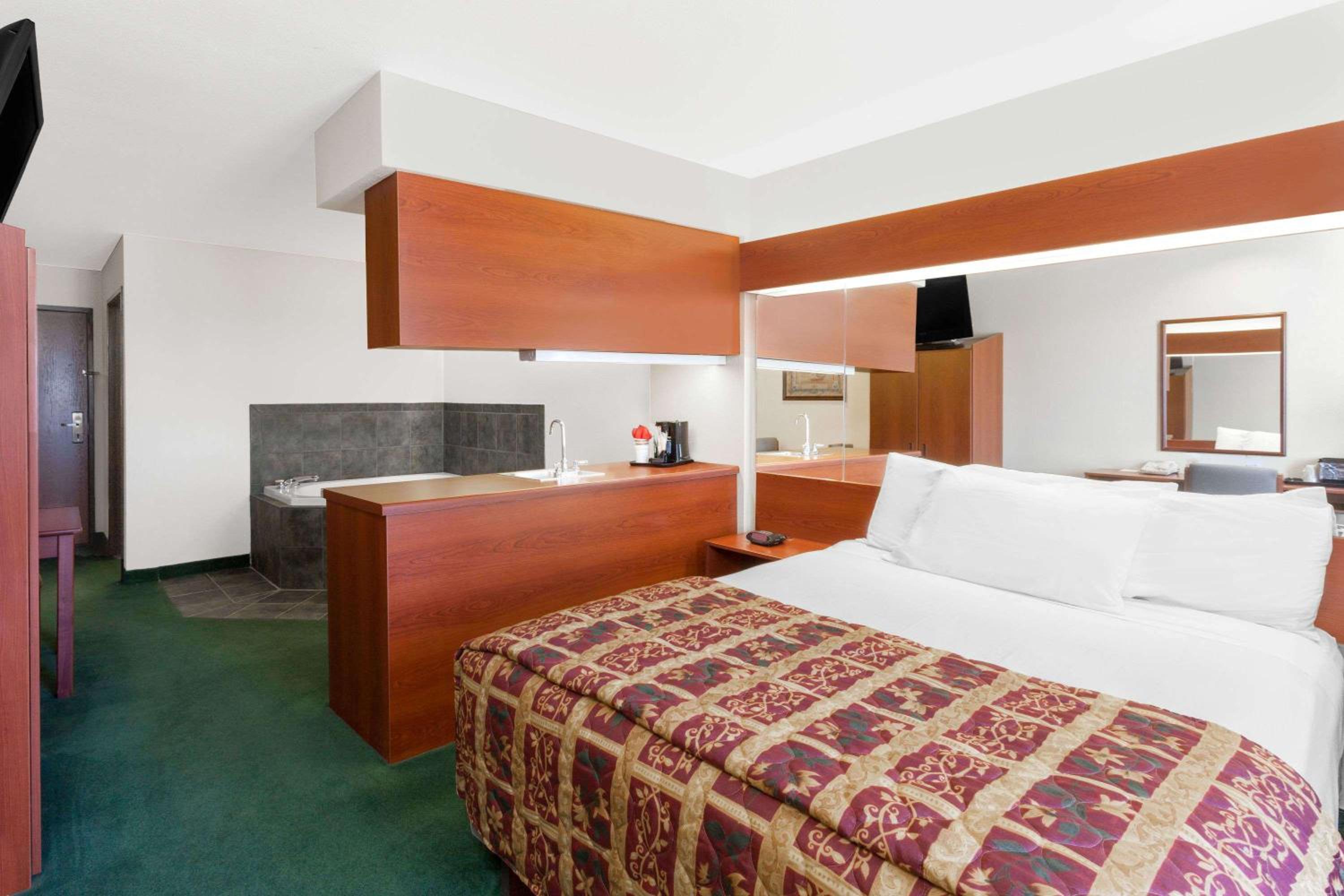 Suite with Queen Bed - Non-Smoking - Photo 3