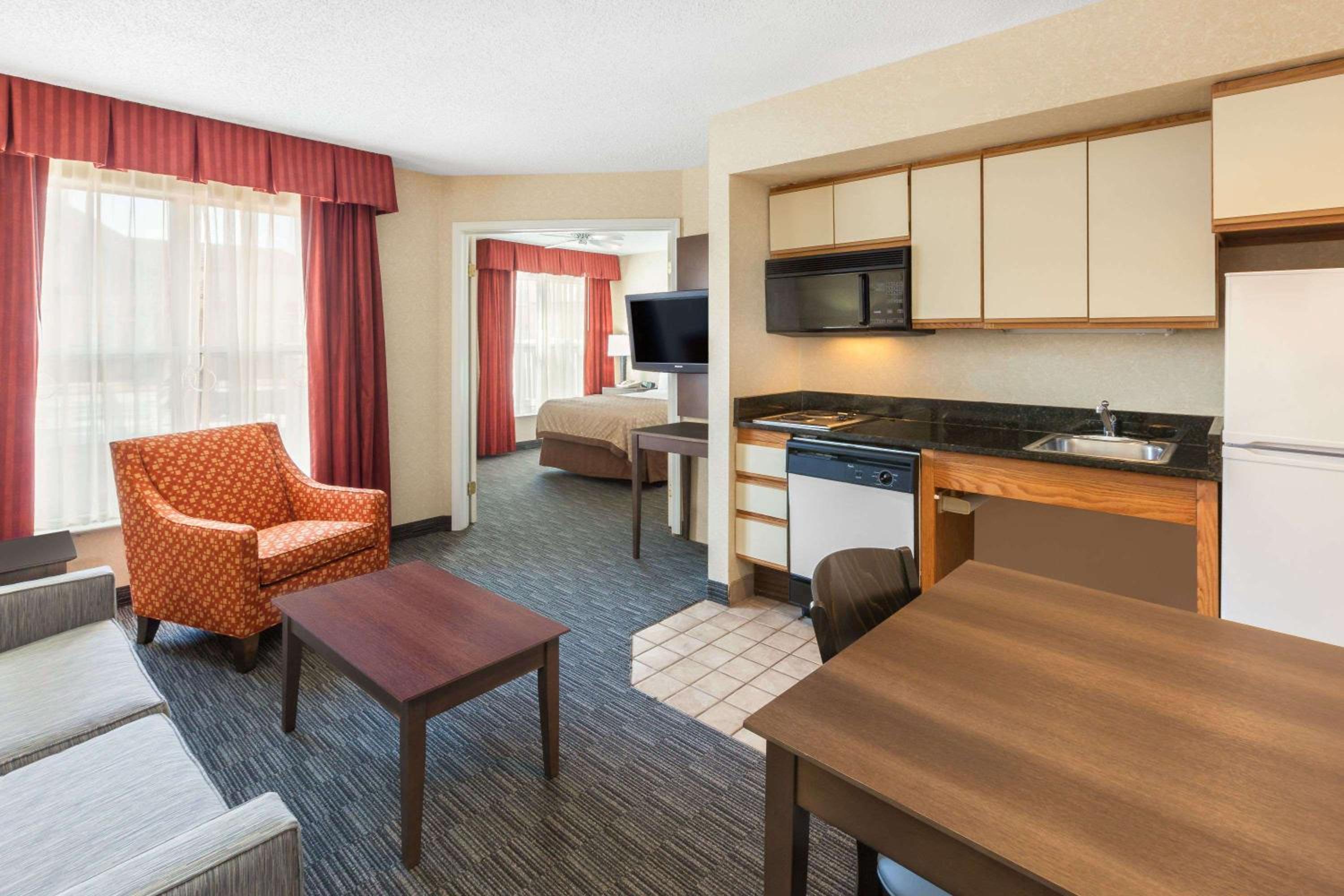 1 Double Bed, One-Bedroom, Mobility Accessible Suite, Non-Smoking - Photo 2
