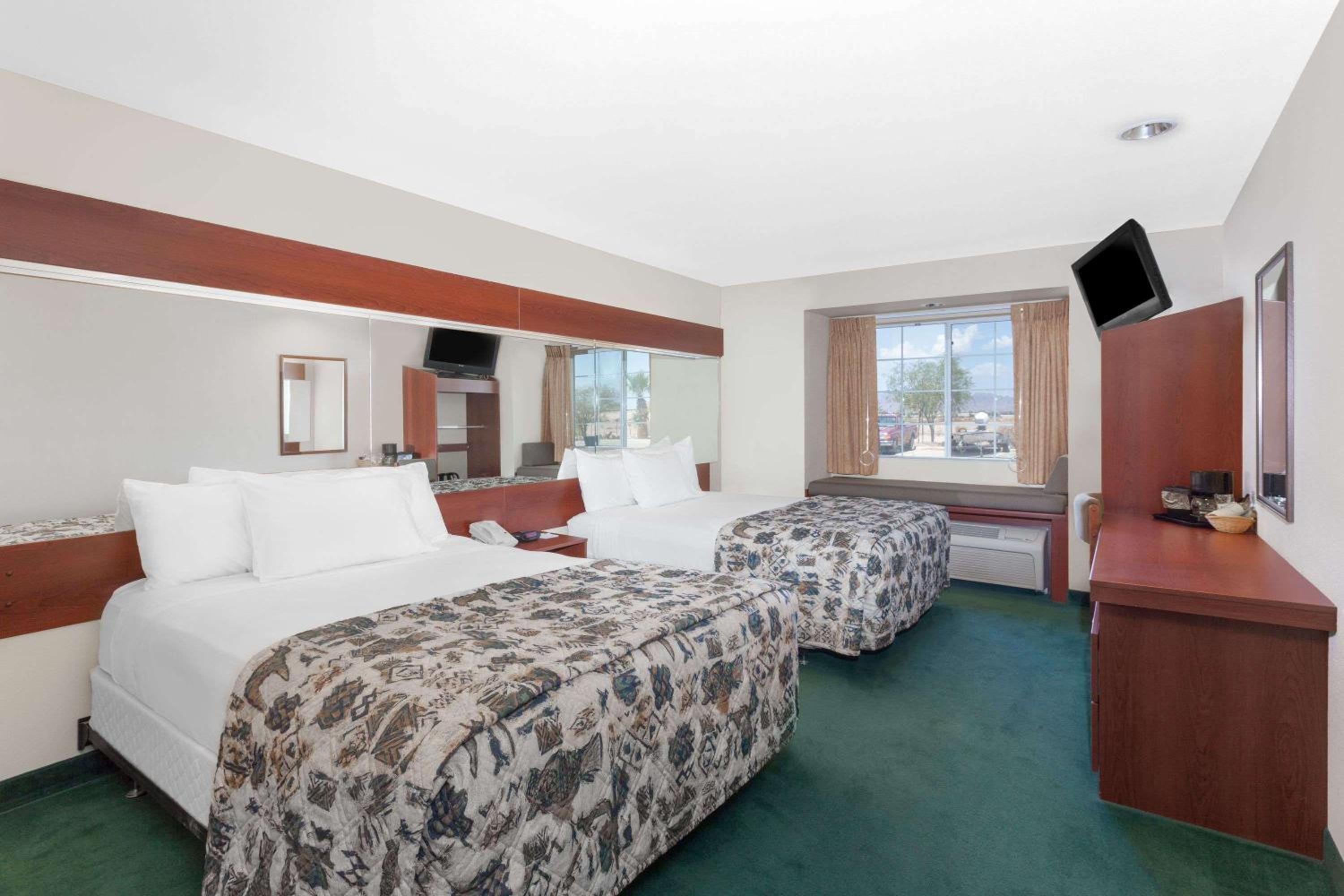 Queen Room with Two Queen Beds - Non-Smoking - Photo 1