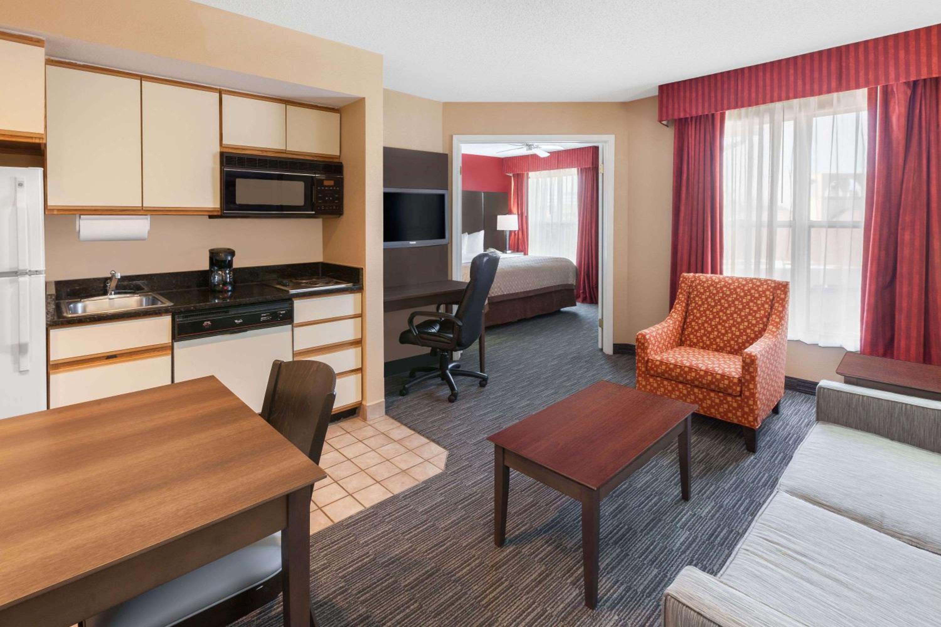 One-Bedroom King Suite - Non-Smoking - Photo 2