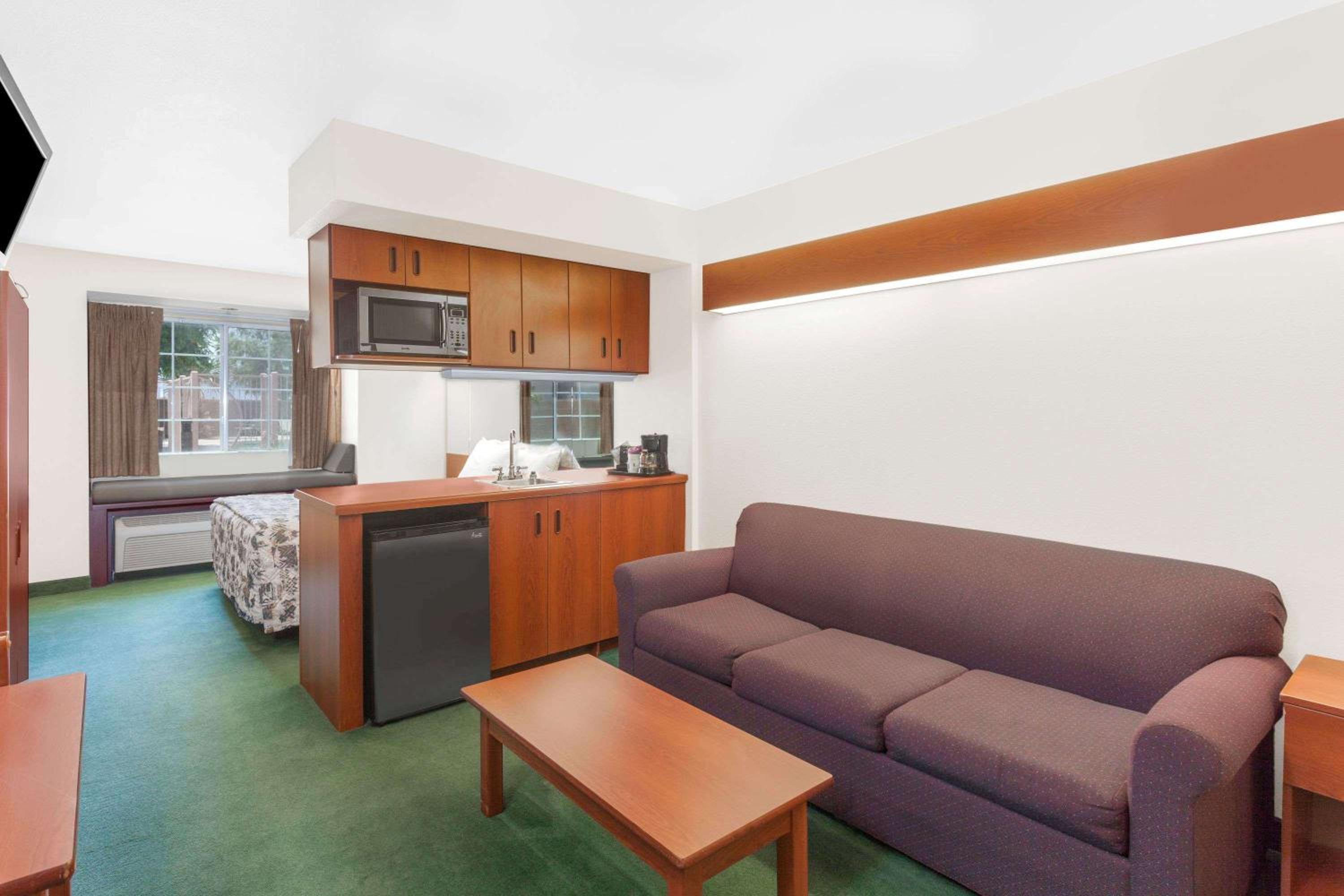 Deluxe Queen Studio Suite - Disability Access/Non-Smoking - Photo 4