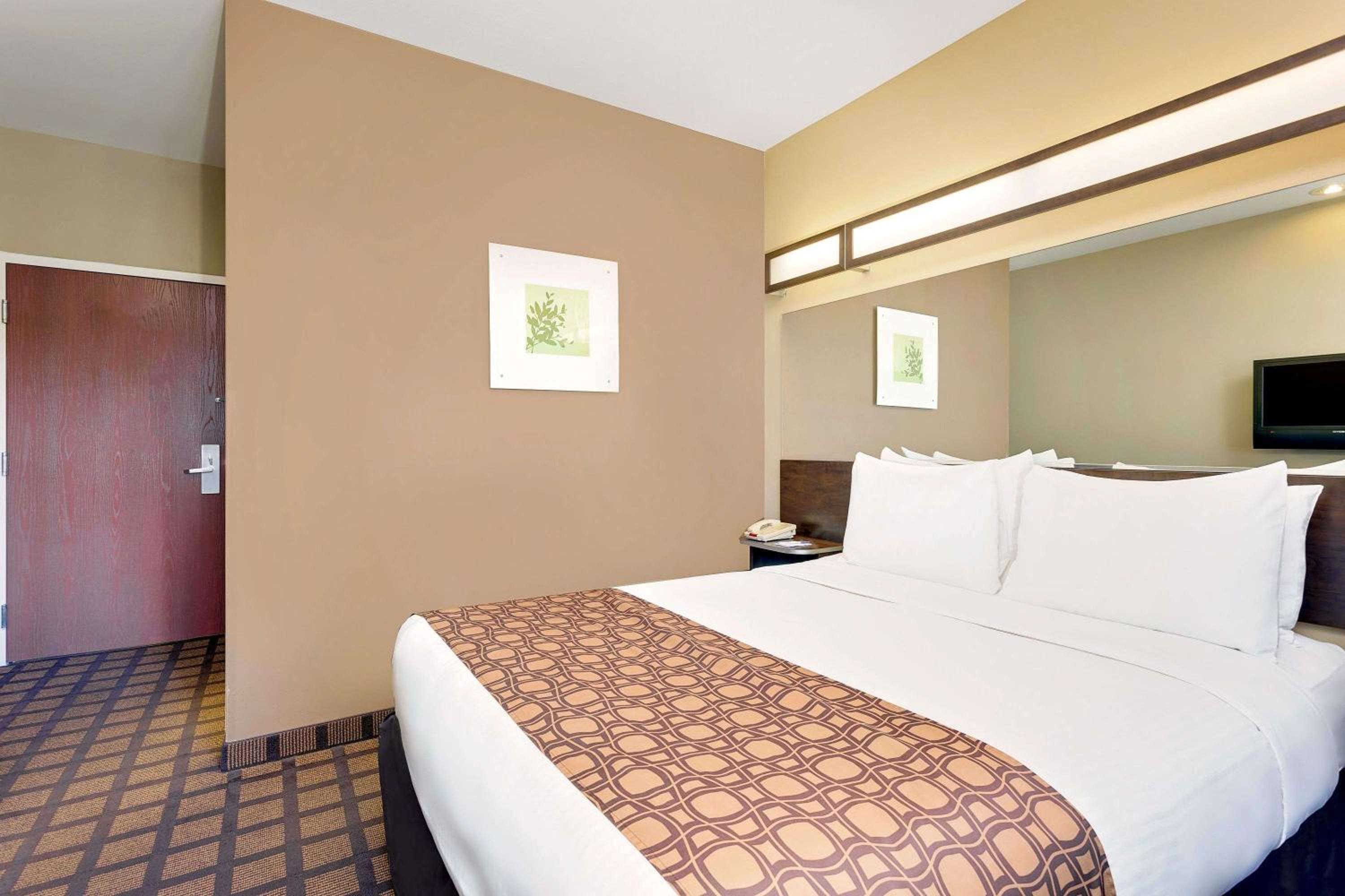 Queen Room - Non-Smoking - Photo 6
