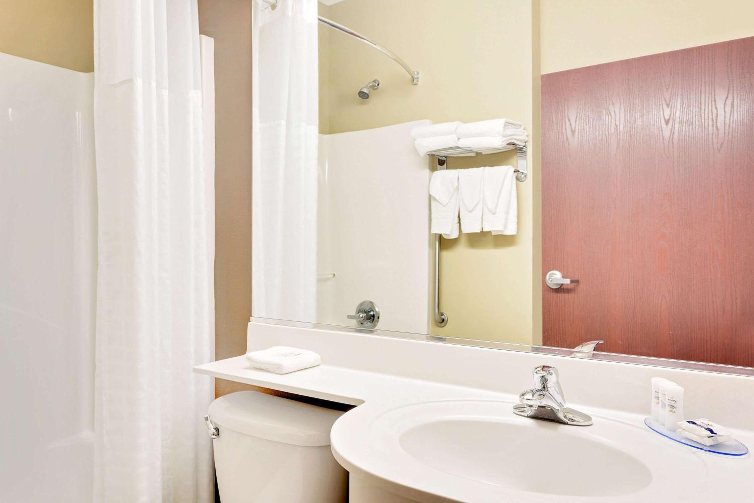Queen Studio Suite - Non-Smoking - Photo 12