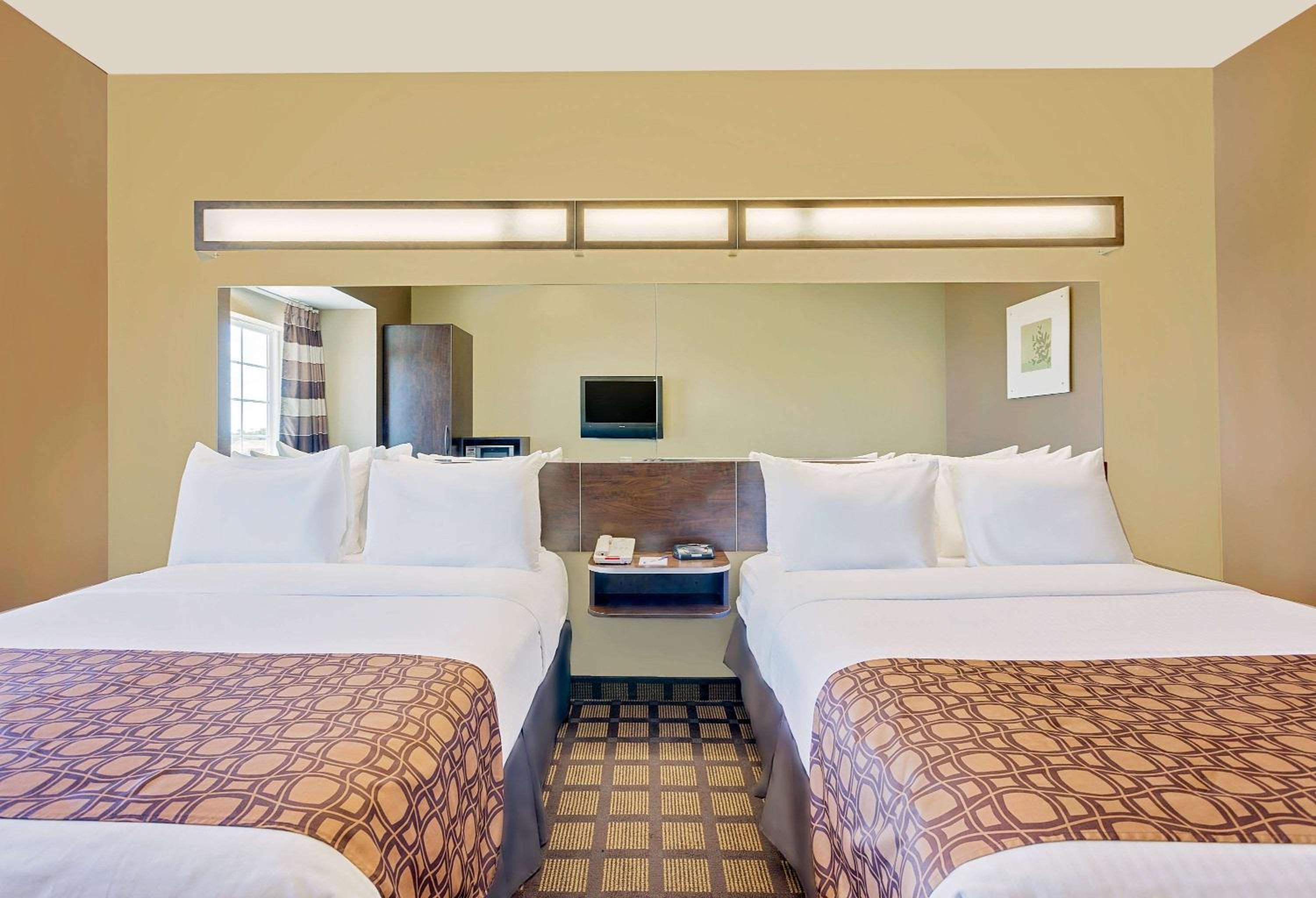 Queen Room with Two Queen Beds - Non-Smoking - Photo 6