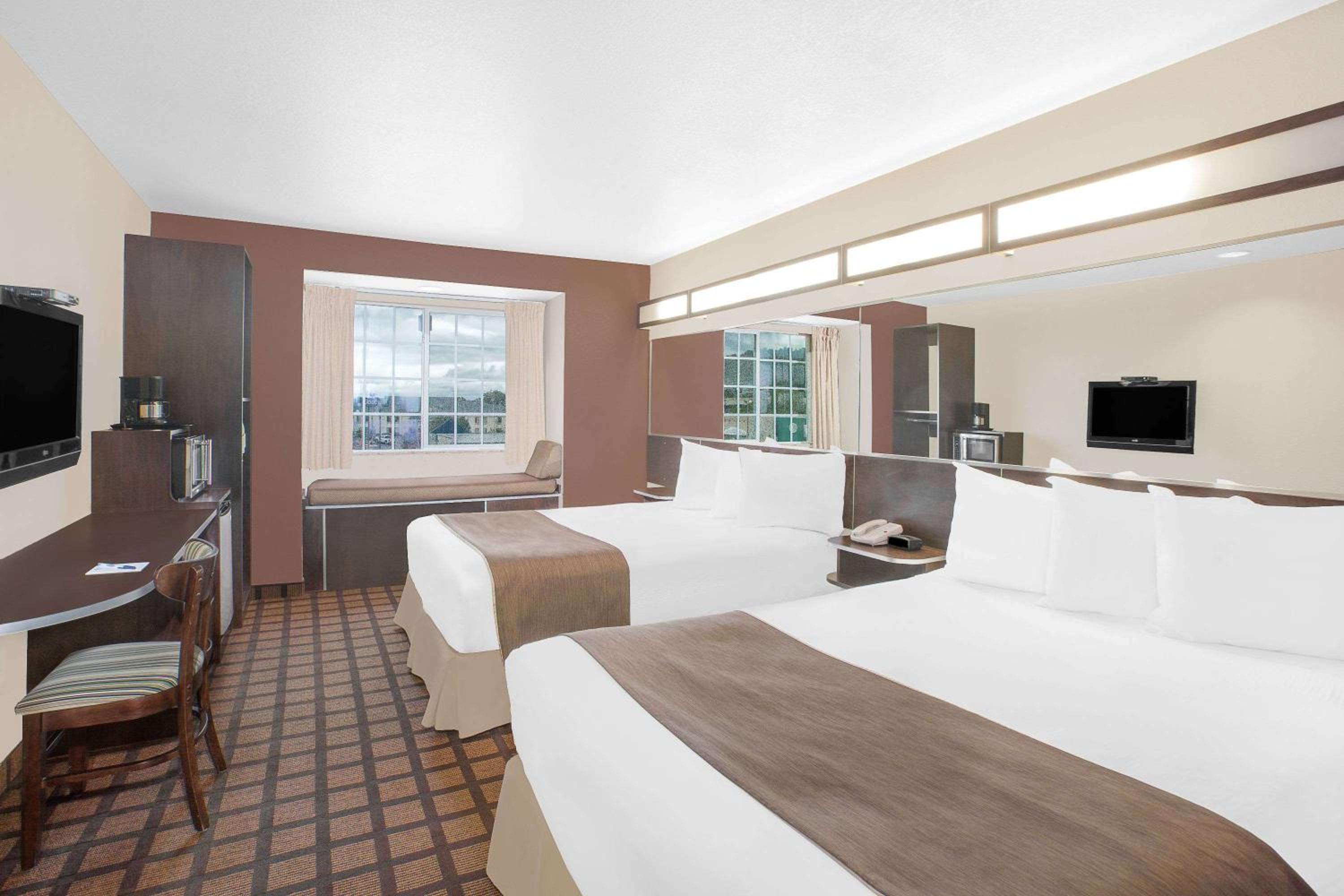 Queen Room with Two Queen Beds - Non-Smoking - Photo 1